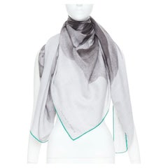 HERMES Une Rose Pour Alma: scialle-sciarpa in cashmere e seta da 140 cm, grigio con bordo verde