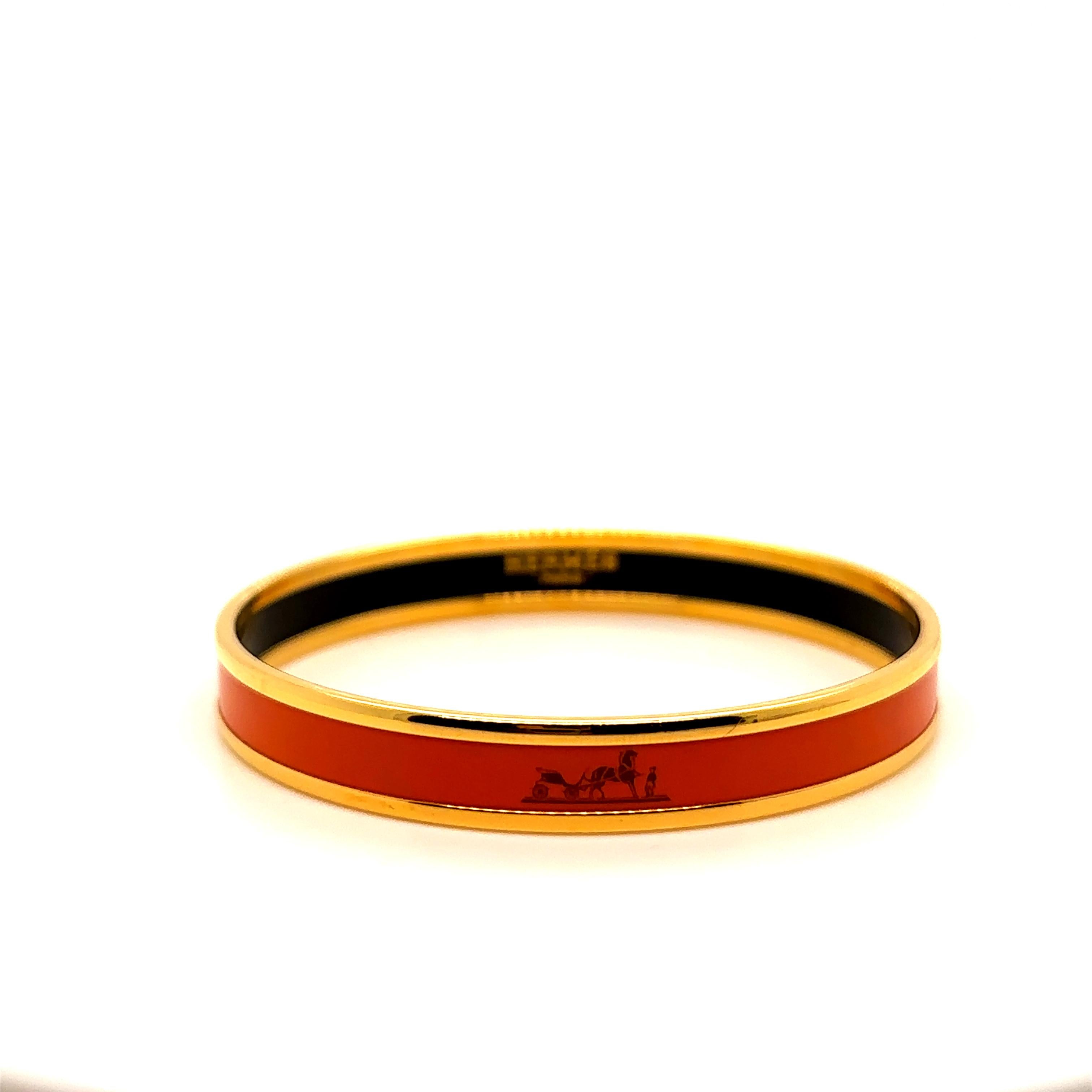  Unique features: 

A Hermes extra-narrow Uni bangle in enamel with gold-plated hardware.

Made in France

Interior diameter: 6.3 cm  Width: 5.6 mm

Metal: Gold Plated
Carat: N/A
Colour: N/A
Clarity:  N/A
Cut: N/A 
Weight: 19.5g
Engravings/Markings: