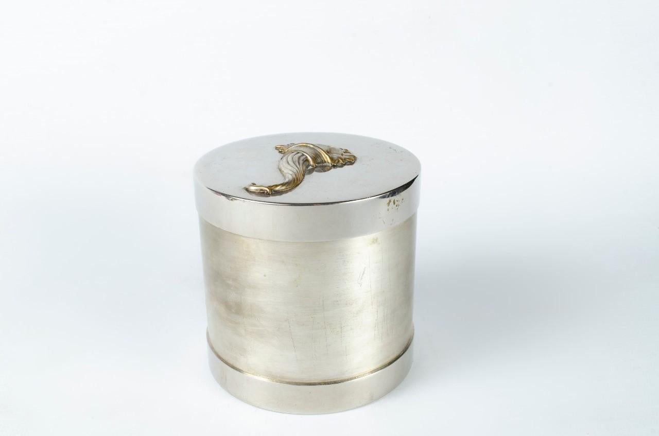 Verkörpern Sie die französische Eleganz und Raffinesse mit dieser exquisiten Hermes Vanity Box. Dieser runde Waschtischkasten mit abnehmbarem Metalldeckel vereint Funktion und Design und verleiht Ihrem Schminktisch einen Hauch von Luxus. Der Stempel