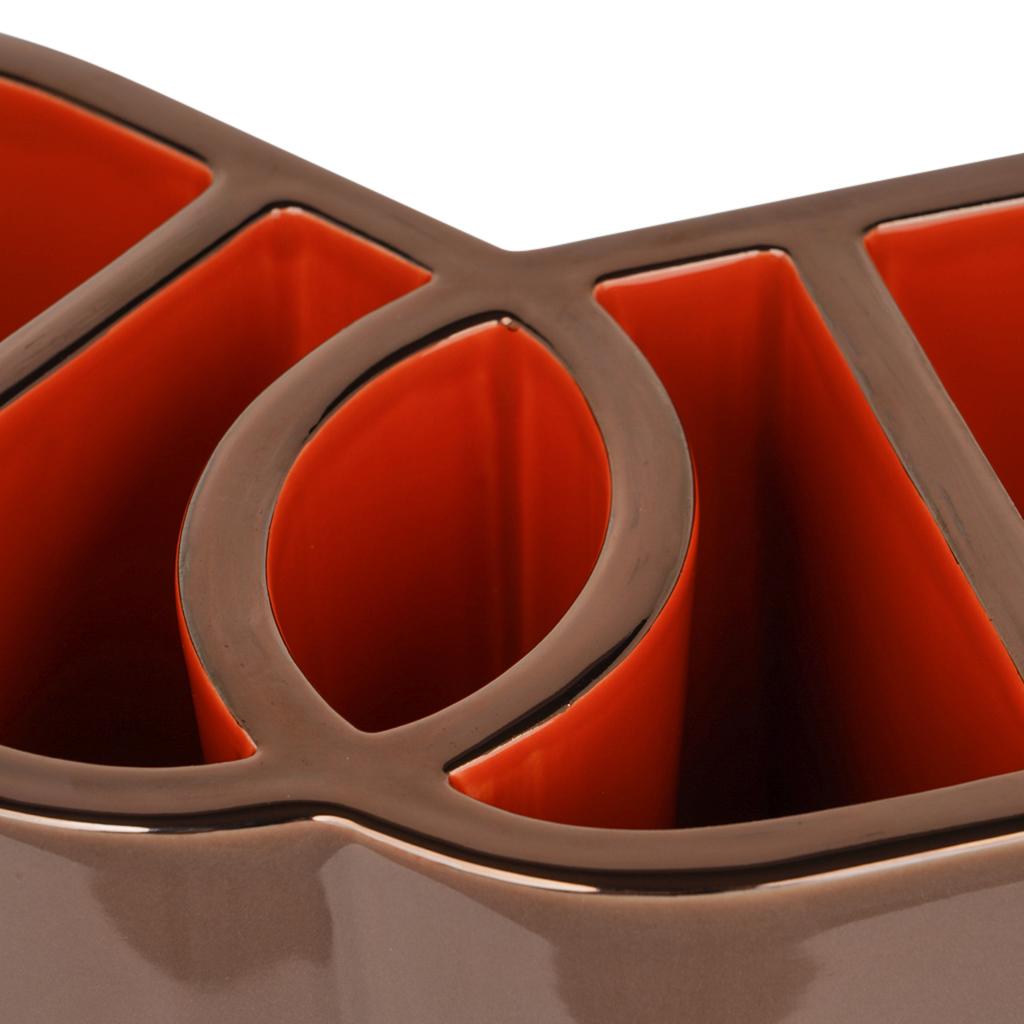Garanzia di autenticità del raro vaso Hermes Odyssee 2 link presente in Etoupe.
Design Chaine d'Ancre con interni in terracotta e finiture in oro rosa dipinte a mano.
Il vaso Odyssee rappresenta l'ispirazione della Chaine d'Ancre di Hermes in