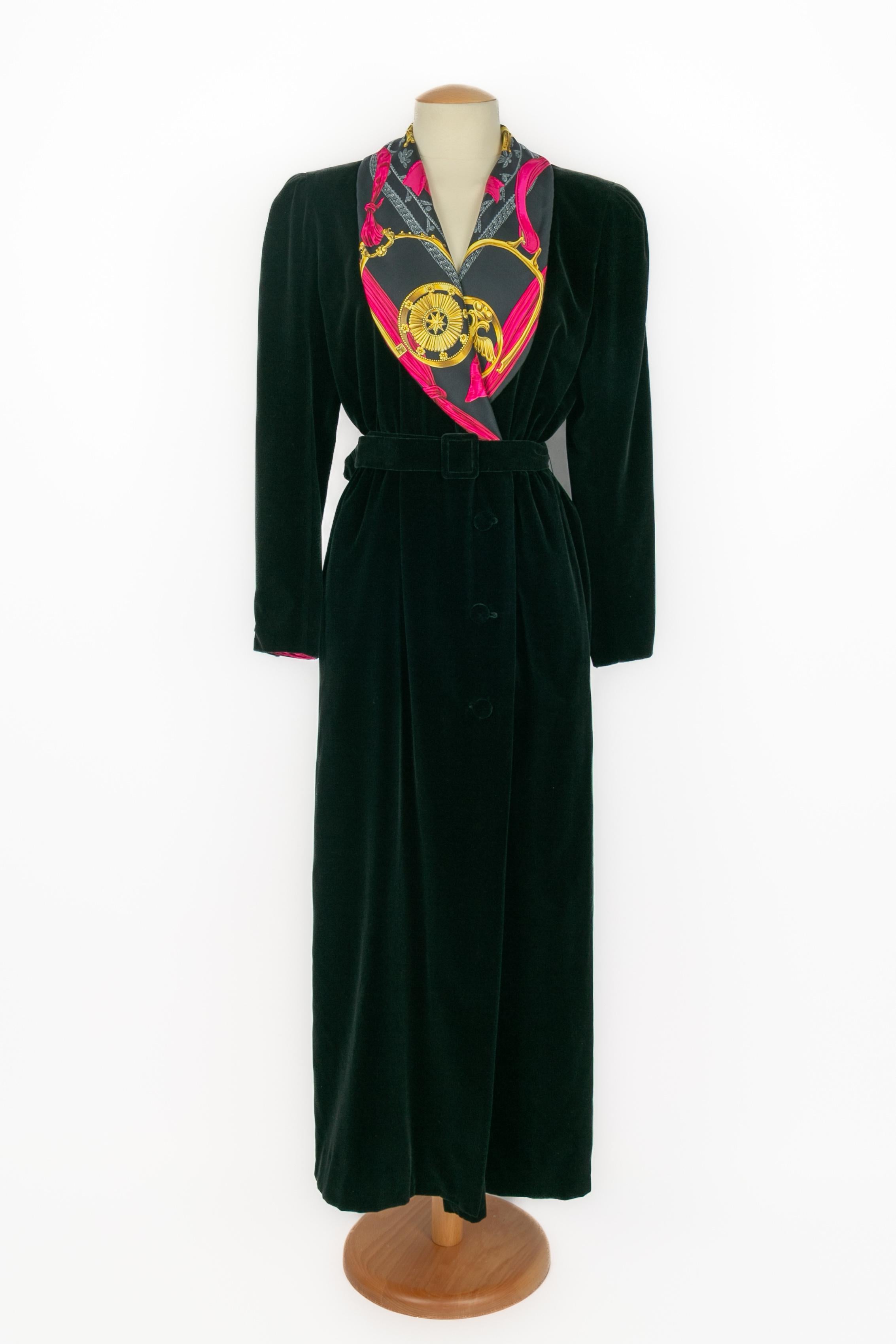 HERMÈS - (Made in France) Cappotto in velluto nero con colletto in seta e motivo in oro e rosa. Viene fornito con una cintura abbinata. Indicata la taglia 42FR. Per essere menzionati, è stato cambiato un pulsante

Condizioni:
Buono
