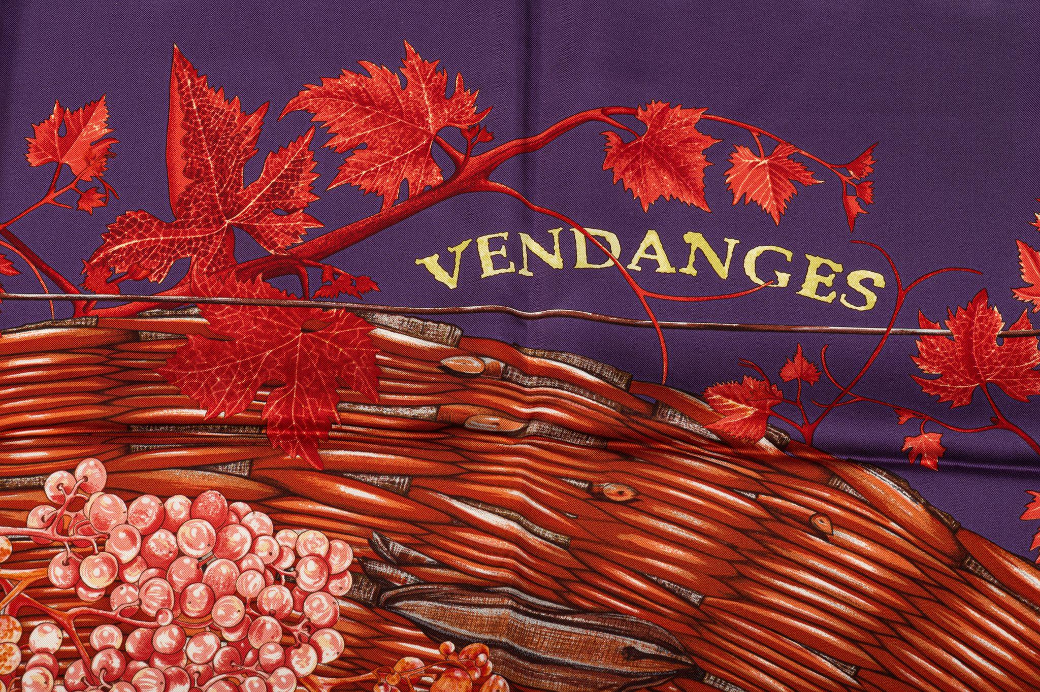 Hermès Vendanges Lila Rot Seidenschal im Zustand „Hervorragend“ im Angebot in West Hollywood, CA