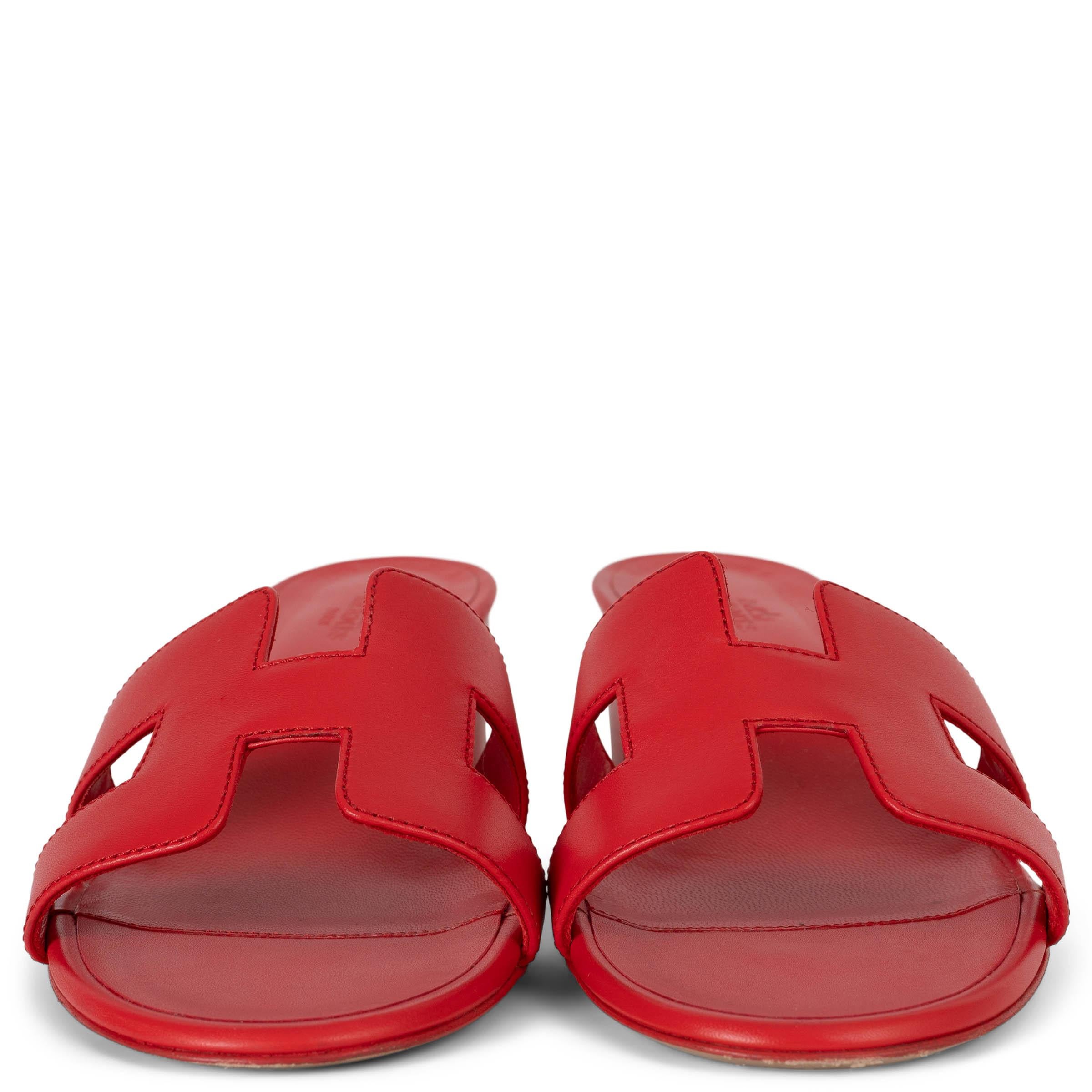 This 100% authentic Hermès Oasis sandals in Vermillion red calfskin leather exude timeless sophistication. Featuring the iconic H cut-out design, they offer a seamless blend of elegance and comfort. The open rounded toes and tonal leather-covered