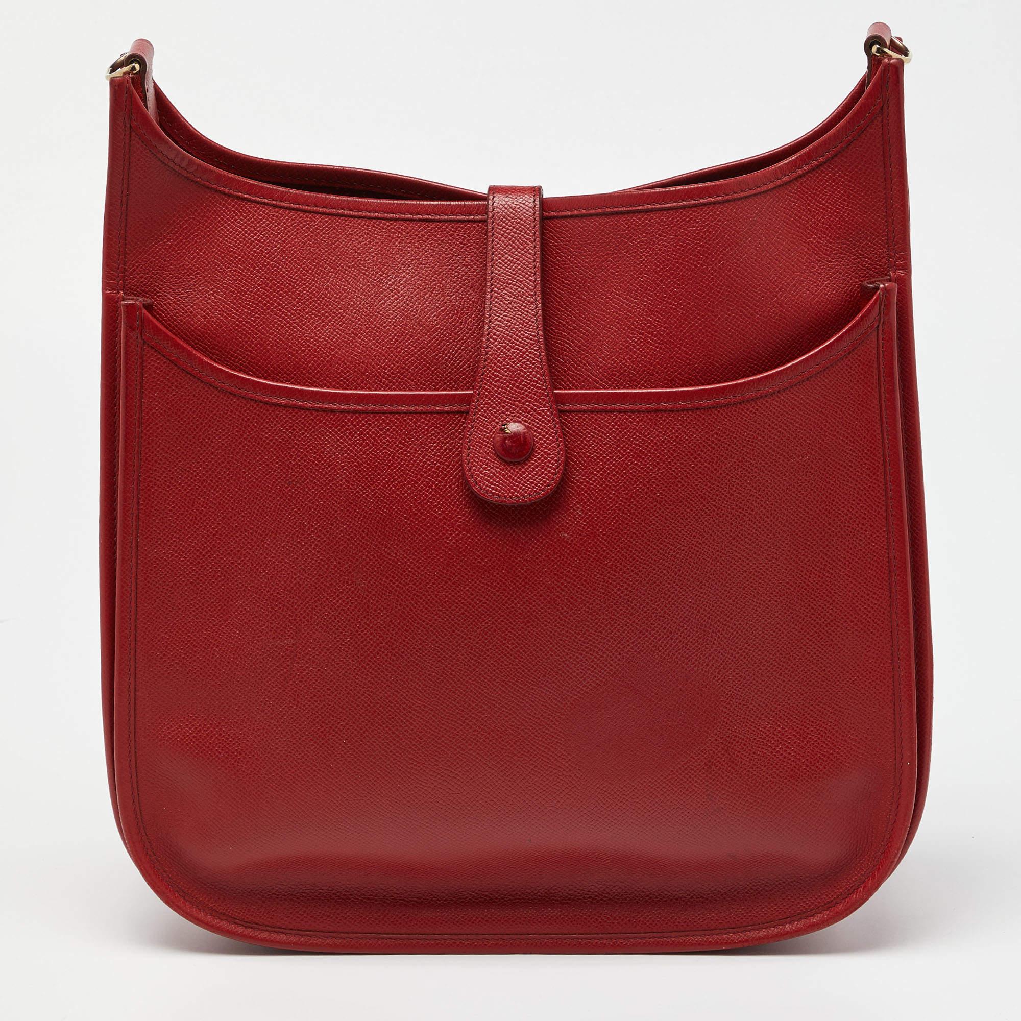Designer bags are ideal companions for ample occasions! Here we have a fashion-meets-functionality piece crafted with precision. It has been equipped with a well-sized interior that can easily fit all your essentials.

