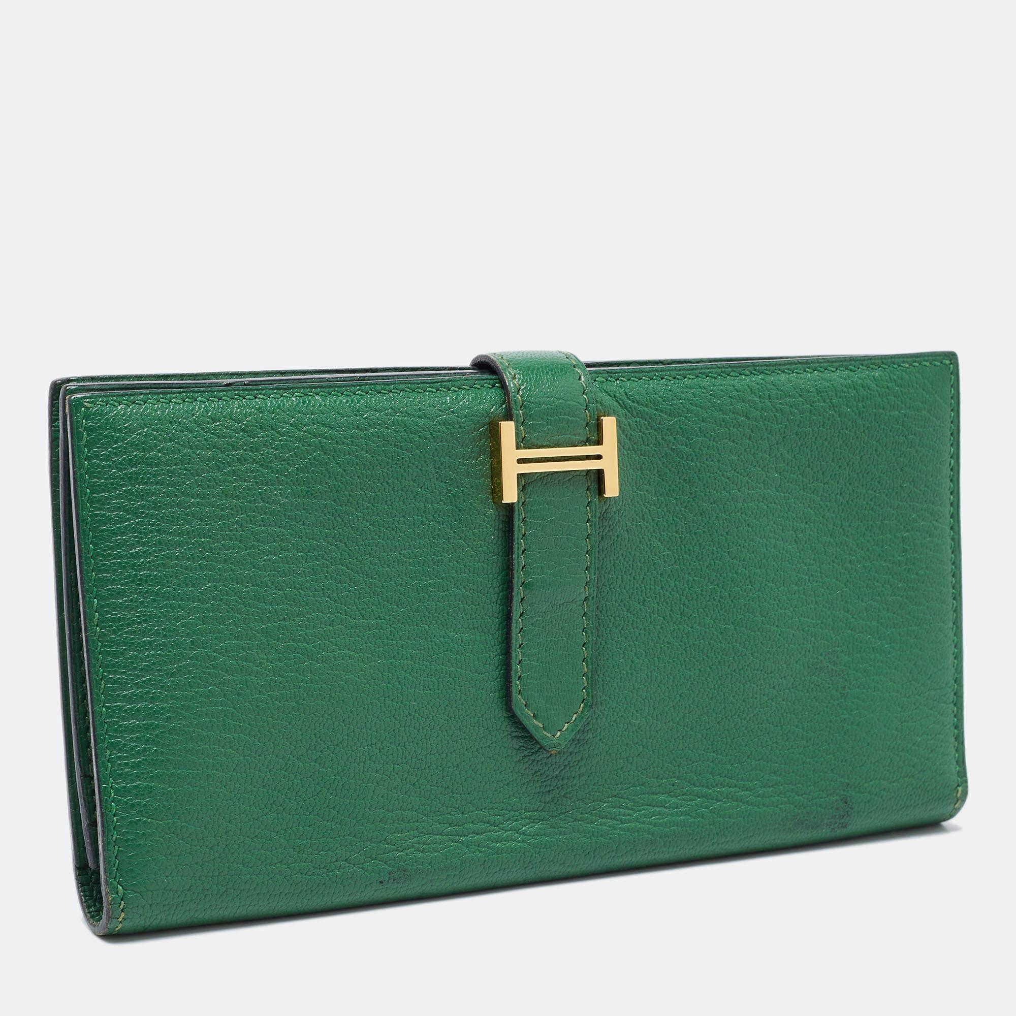 Luxuriously crafted by the House of Hermés, this stunning Bearn Gusset wallet is a must-have accessory for luxury fashion lovers. This wallet carries an elegant appeal and a sleek silhouette. It is made using Vert Bengal Chevre leather on the