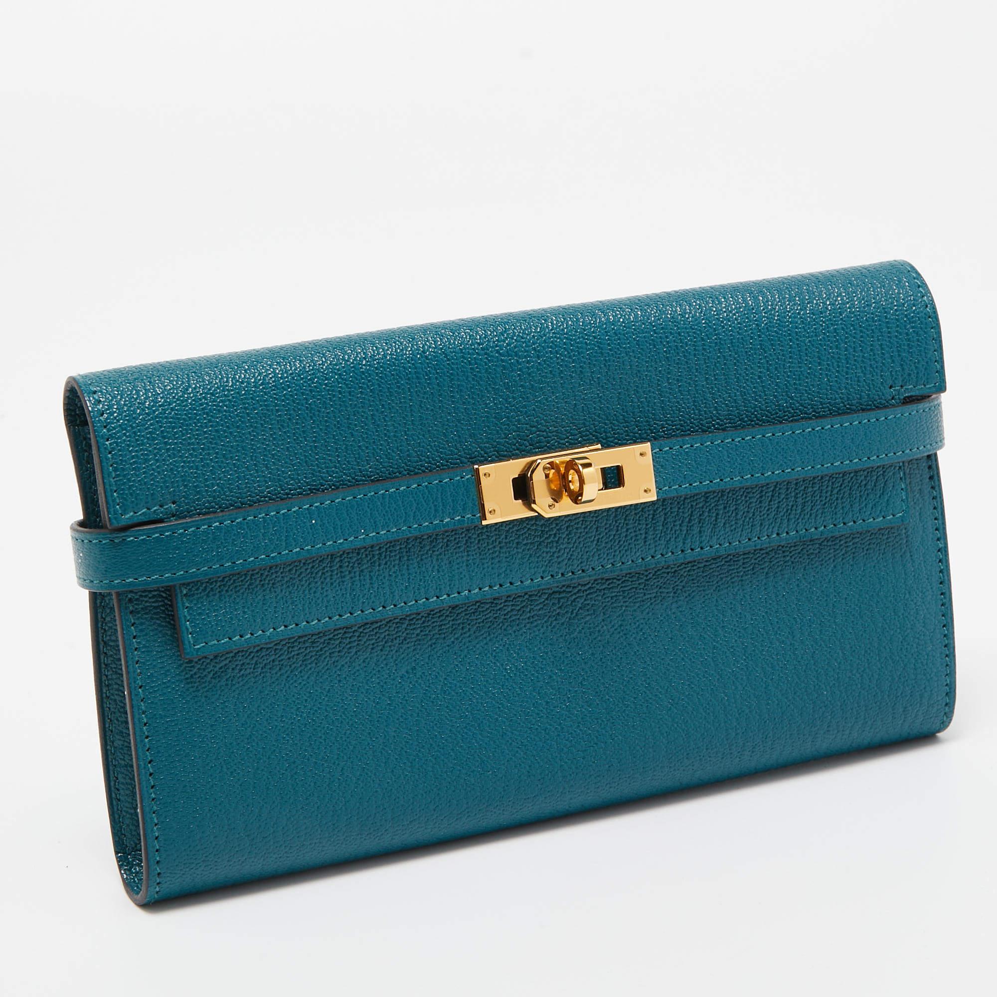 Diese edle Hermes-Brieftasche bringt einen Hauch von Luxus und großem Stil mit sich. Sie ist perfekt verarbeitet, um Ihre Karten und Ihr Bargeld ordentlich zu verstauen.

