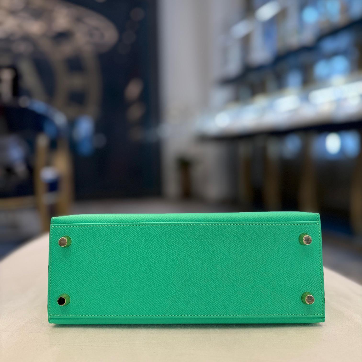 Hermès Vert Comics Kelly 25 Sellier Epsom Gold Hardware In New Condition In New York, NY