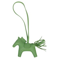 Hermes Vert Criquet Verde Milo Piel de cordero Grigri Rodeo PM Colgante para bolso con forma de caballo