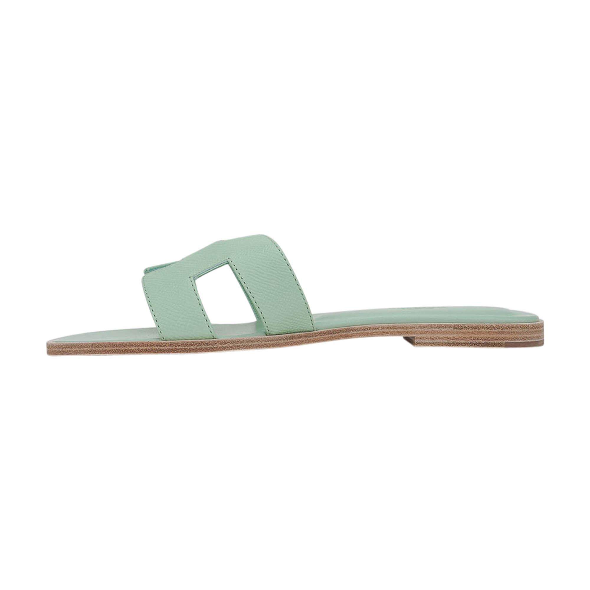 Gray Hermes Vert D'Eau Oran Sandal Epsom Leather Flat Shoes 38 For Sale