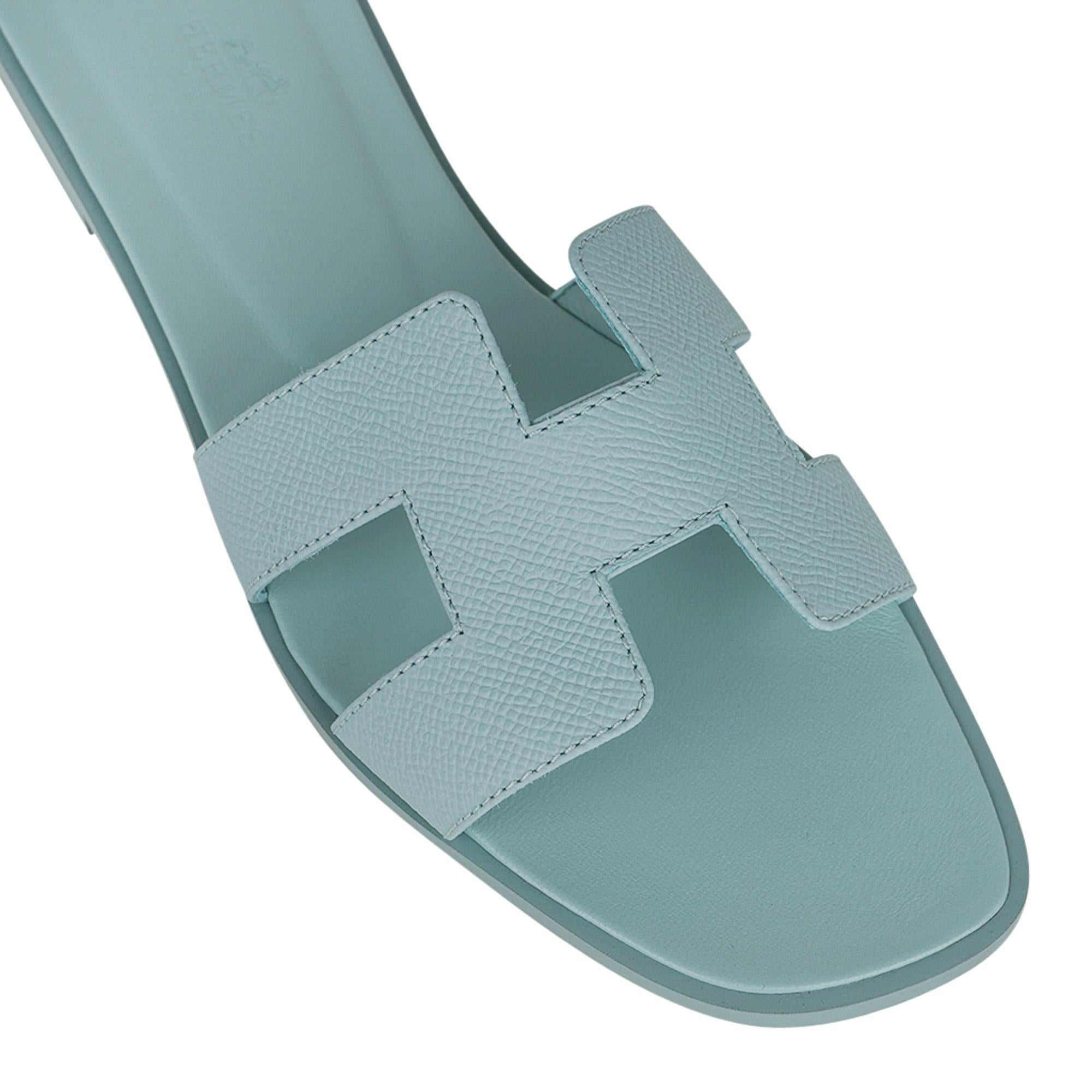 Mightychic offers Hermes Oran flat sandals featured in Vert Embrun.
This stunning limited edition Hermes Oran slide sandal is in the softest sea foam hue - stunning.
The iconic H cutout over the top of the foot.
Matching embossed calfskin