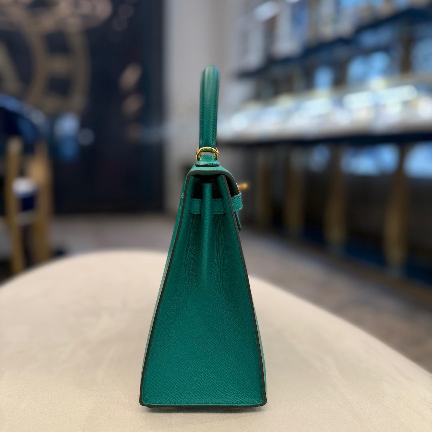 Hermès Vert Jade Kelly 25 Sellier Epsom Gold Hardware In New Condition In New York, NY