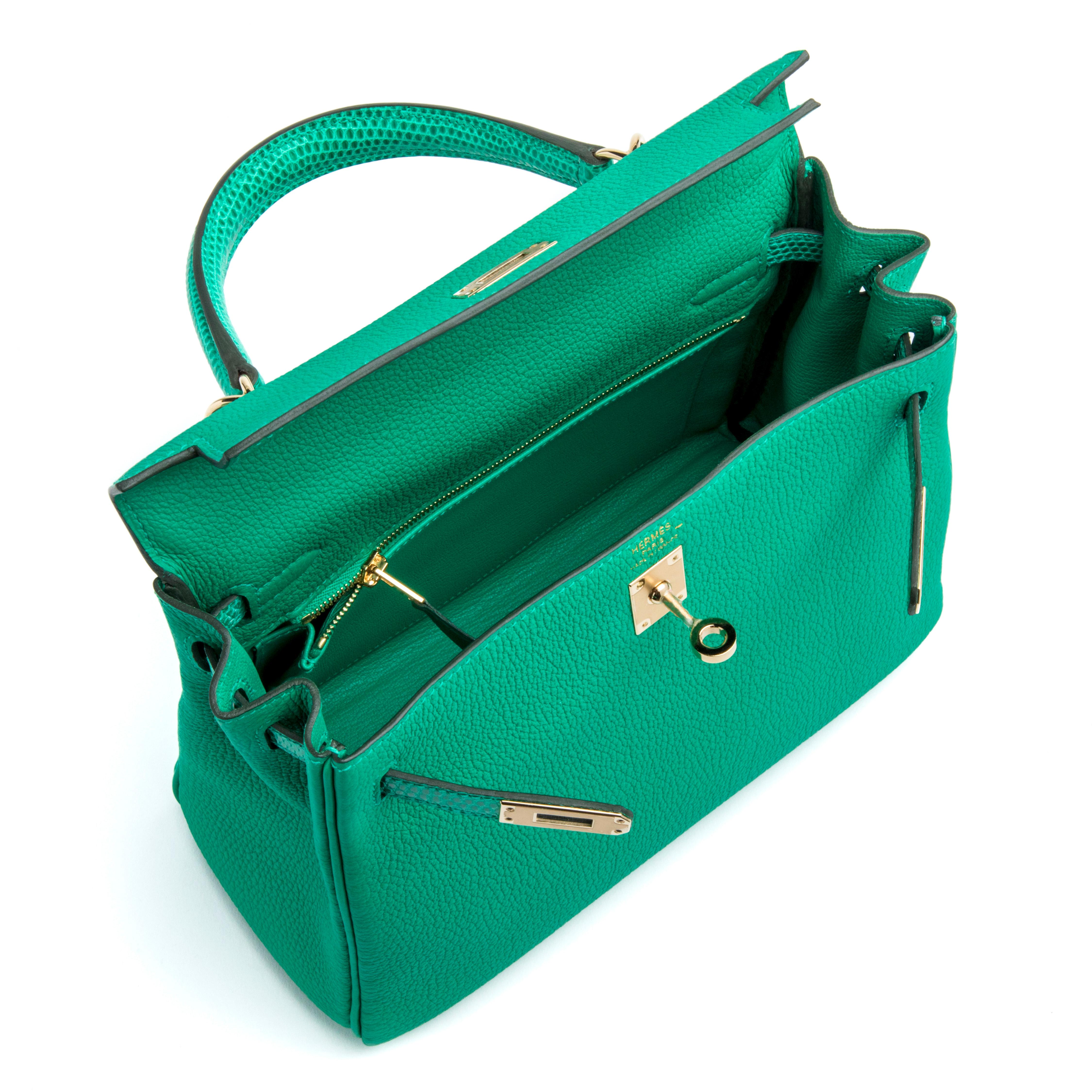 Hermes Vert Kelly 25cm with Lizard Trimming In Excellent Condition For Sale In New York, NY