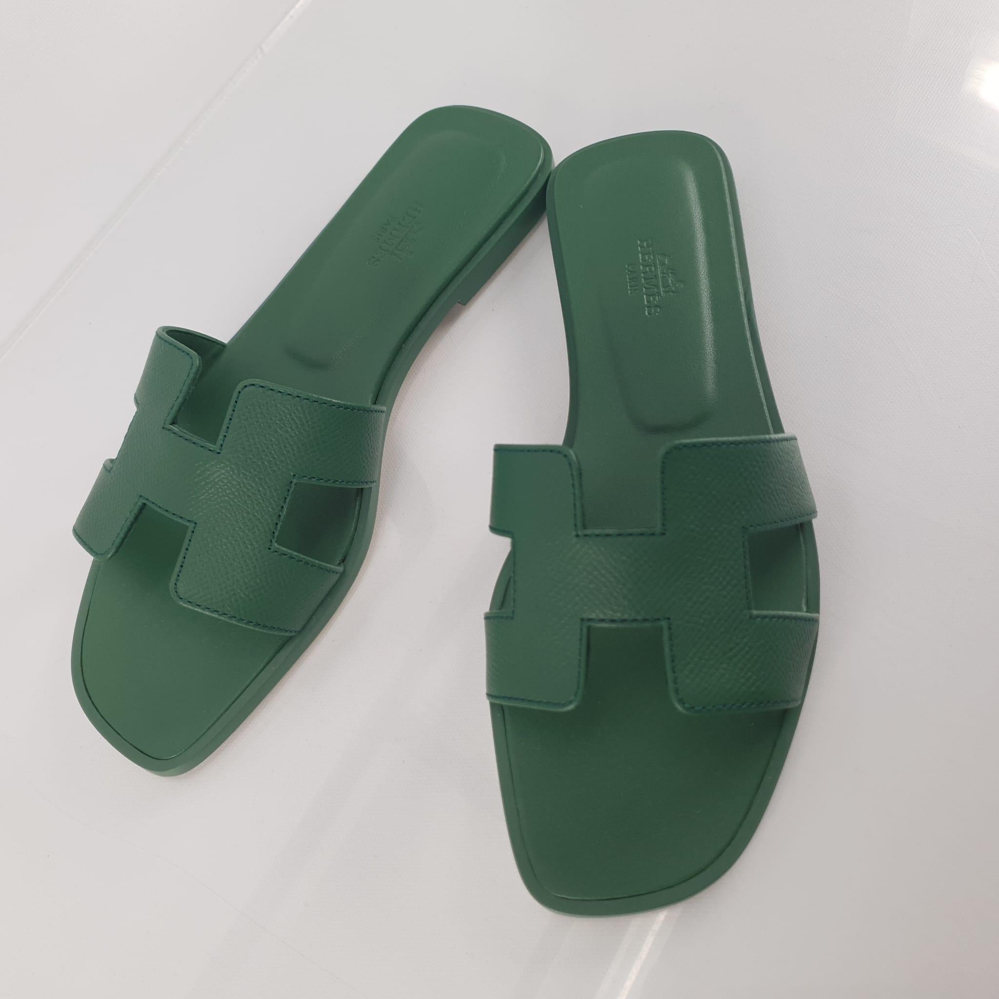 Hermes Vert Lierre Calfskin Size 38 Oran sandal In New Condition In Nicosia, CY
