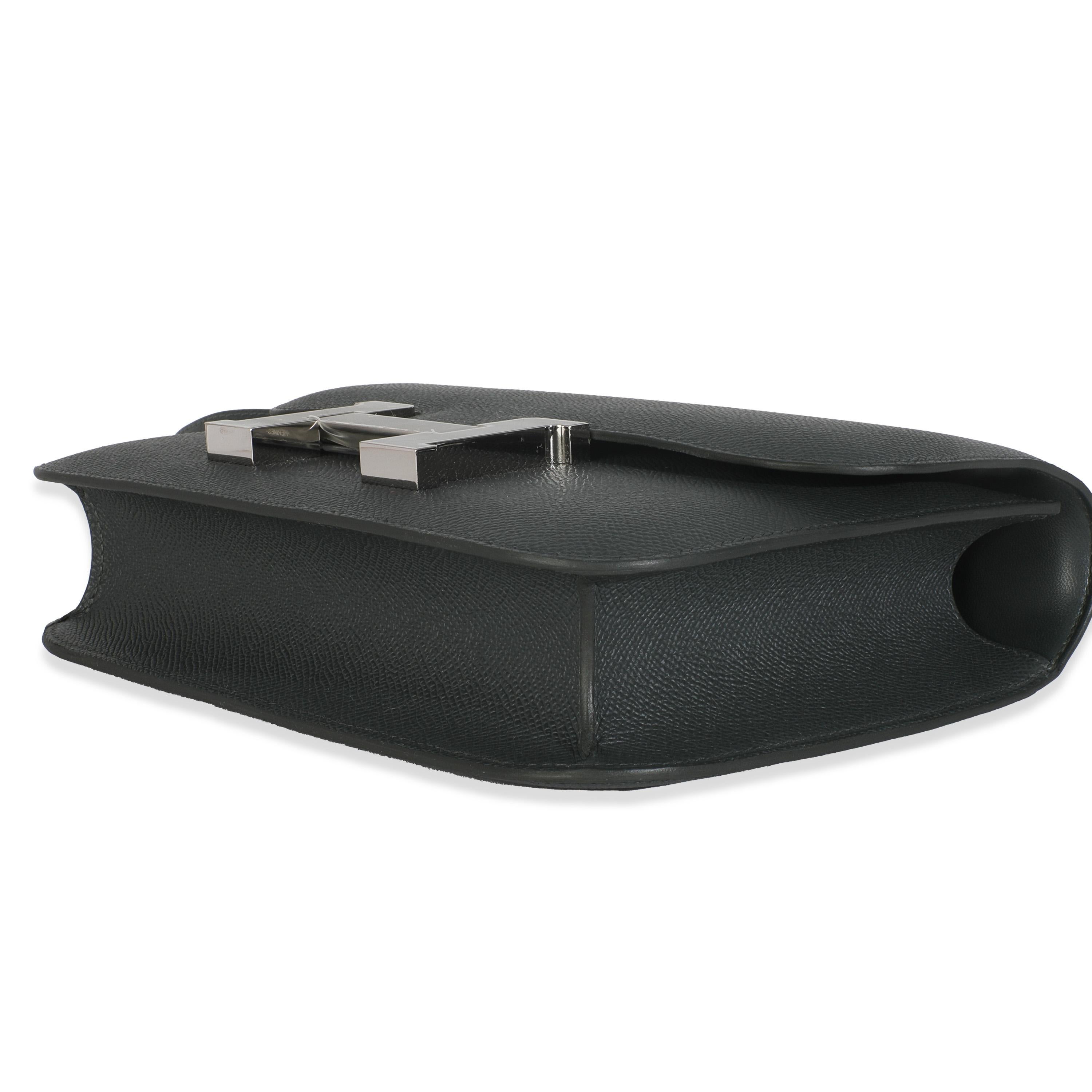 Hermès Vert Mangrove Epsom Lacquer Constance 1-24
SKU: Z148952

Condit Description: Nel 1967 è nata una borsa Hermès. Quando Jean-Louis Dumas era direttore creativo della maison francese, chiese a una stilista di creare una nuova borsa, che poi