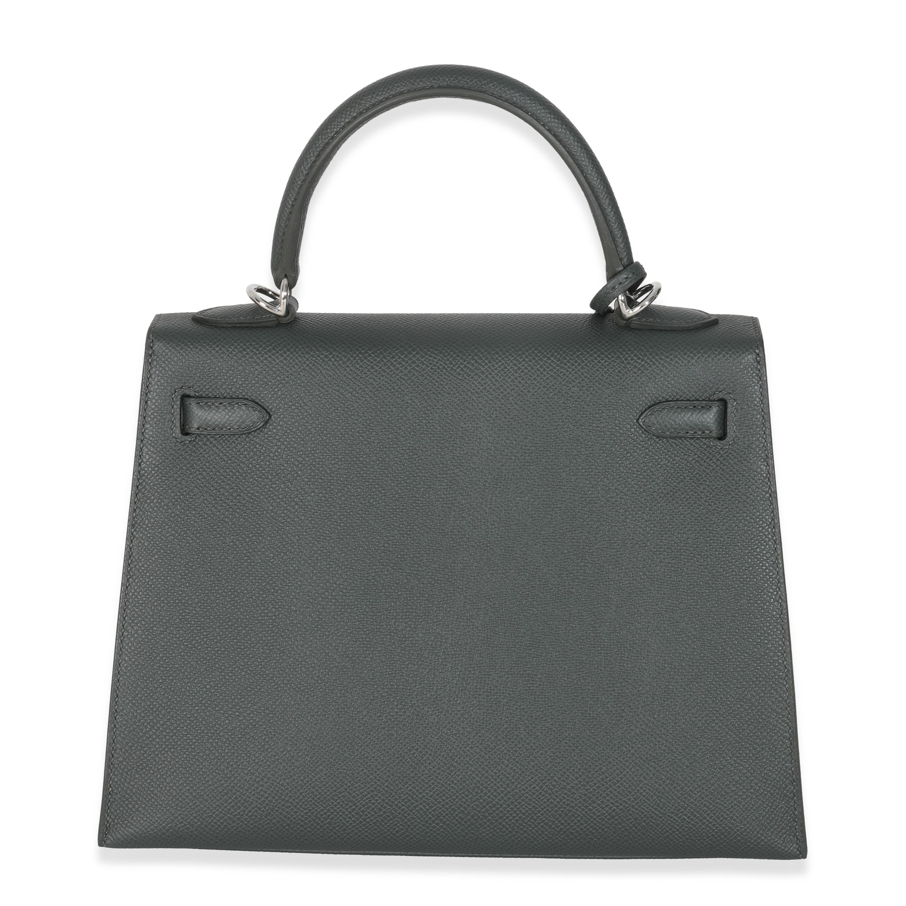 Hermès Vert Mangrove Epsom Sellier Kelly 25 PHW
SKU : M147531

Condit : Officiellement rebaptisé en 1977, le sac fourre-tout Kelly d'Hermès s'appelait à l'origine le Sac à Dépêches. Le nom du sac structuré est apparu dans les années 50, lorsque