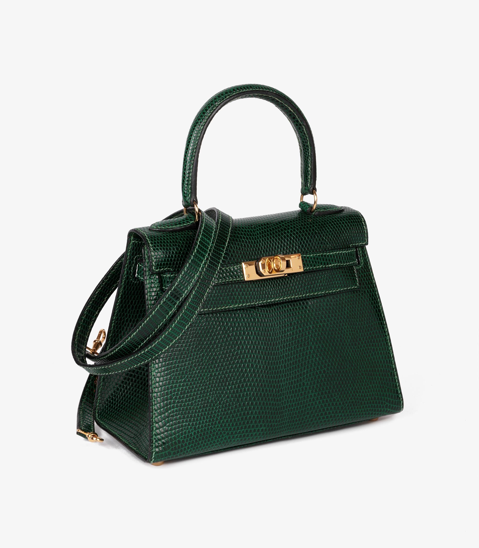 Hermès Vert Moyen Lizard Leather Vintage Kelly 20cm Sellier

Détails du produit
Xupes Ref : JJLG138
Marque : Hermès
Modèle : Kelly 20cm
Type : Poignée supérieure, épaule
Numéro de série : [C].
Âge : 1999
Accompagné de : Sac à poussière Hermès,