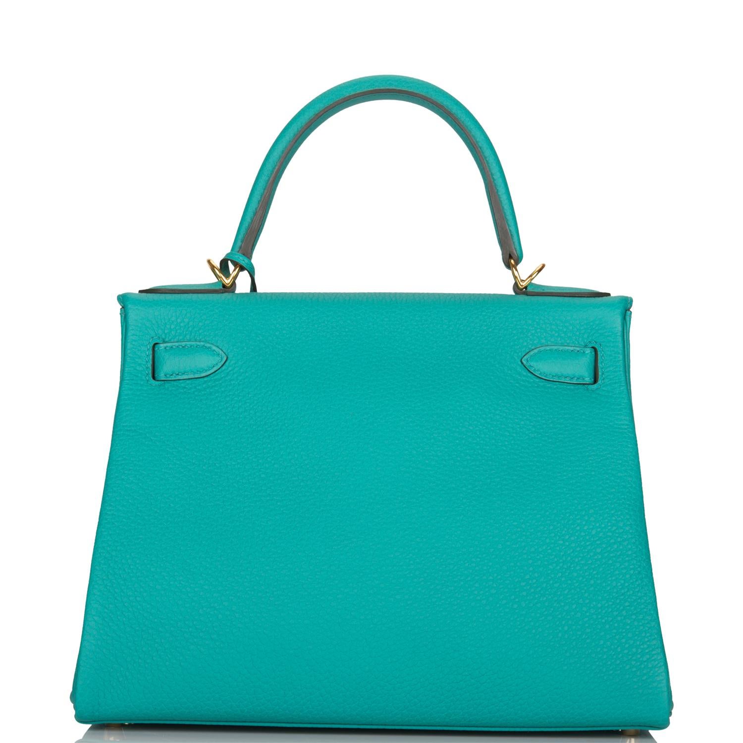 Hermes 28cm Kelly
Vert Verone Togo Leather
Togo is great for everyday use, as it is one of the most durable leathers, scratch resistant
Gold Hardware
Retourne style, inside stitching
Tonal Stitching
A Kelly is a timeless bag, collected around the