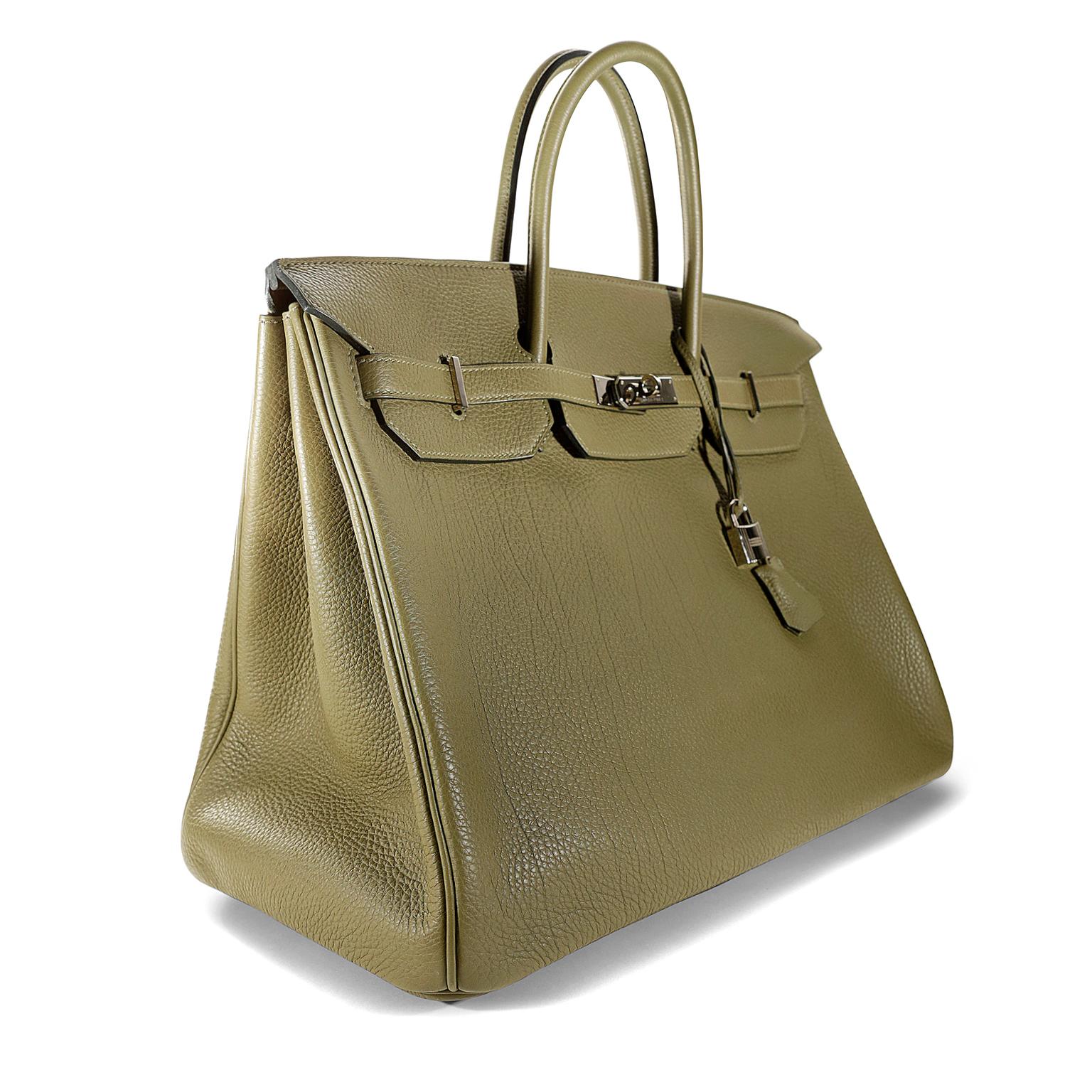 Hermès Vert Veronese Togo 40 cm Birkin- Excellent Plus Condition
Hand stitched by skilled craftsmen, wait lists of a year or more are not uncommon for the Hermès Birkin. They are considered the ultimate in luxury fashion. Palladium hardware is the