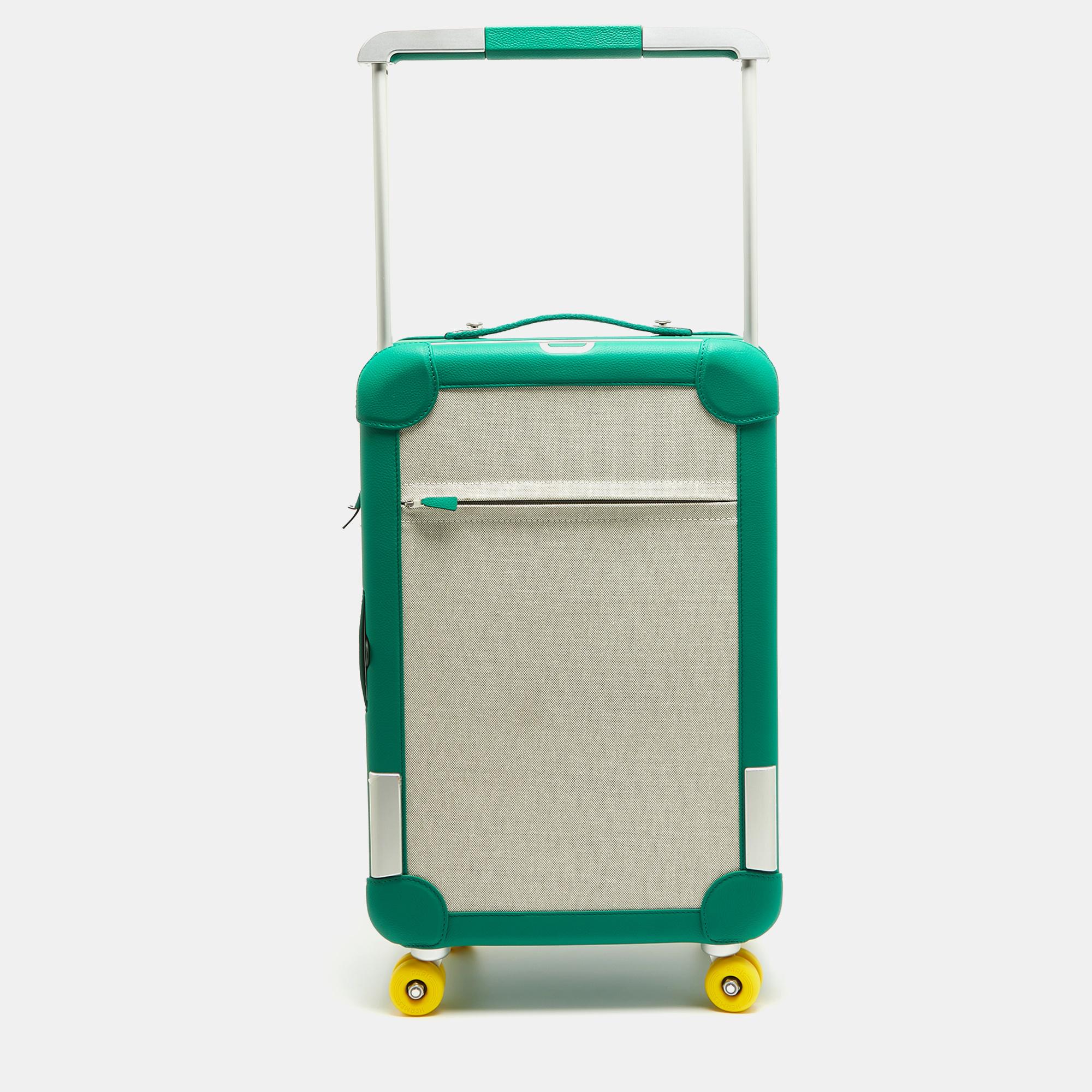 Voyagez vers les endroits que vous désirez avec ce bagage trolley Hermès. Il est fabriqué à partir de matériaux de haute qualité dans un format spacieux. Robuste et ultra-mobile, il glisse en douceur sur ses roues, tandis que son intérieur