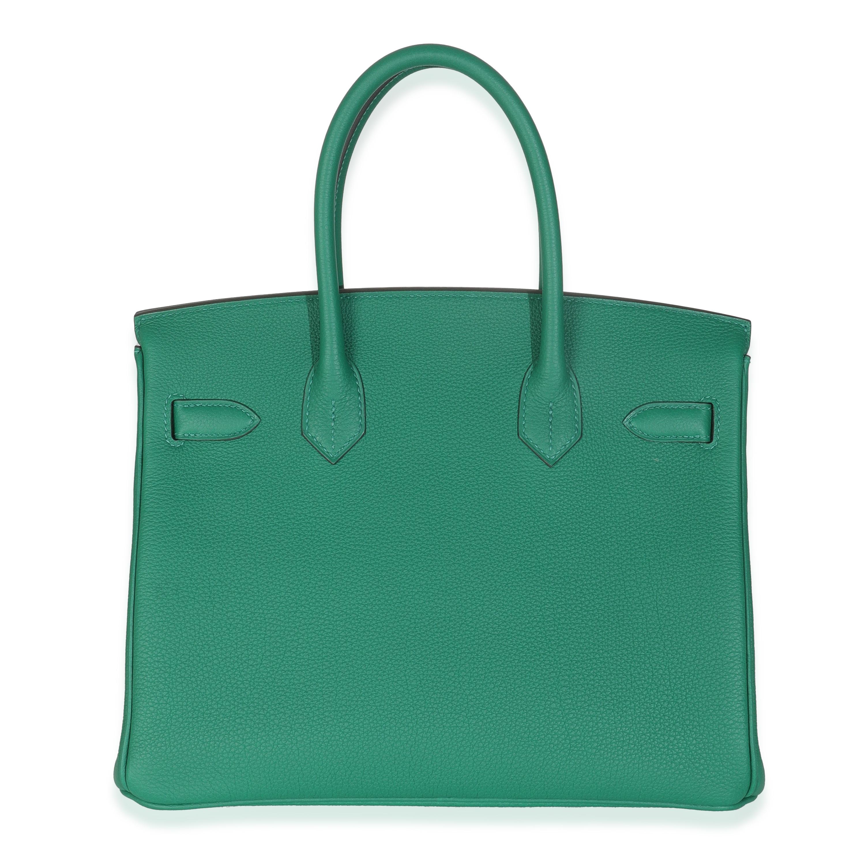 Hermès Vert Vertigo Togo Birkin 30 PHW
SKU: M147334

Beschreibung des Zustands: Die schwer fassbare Birkin Bag von Hermès wurde entworfen, nachdem der damalige künstlerische Leiter Jean-Louis Dumas auf einem Flug von Paris nach London neben Jane