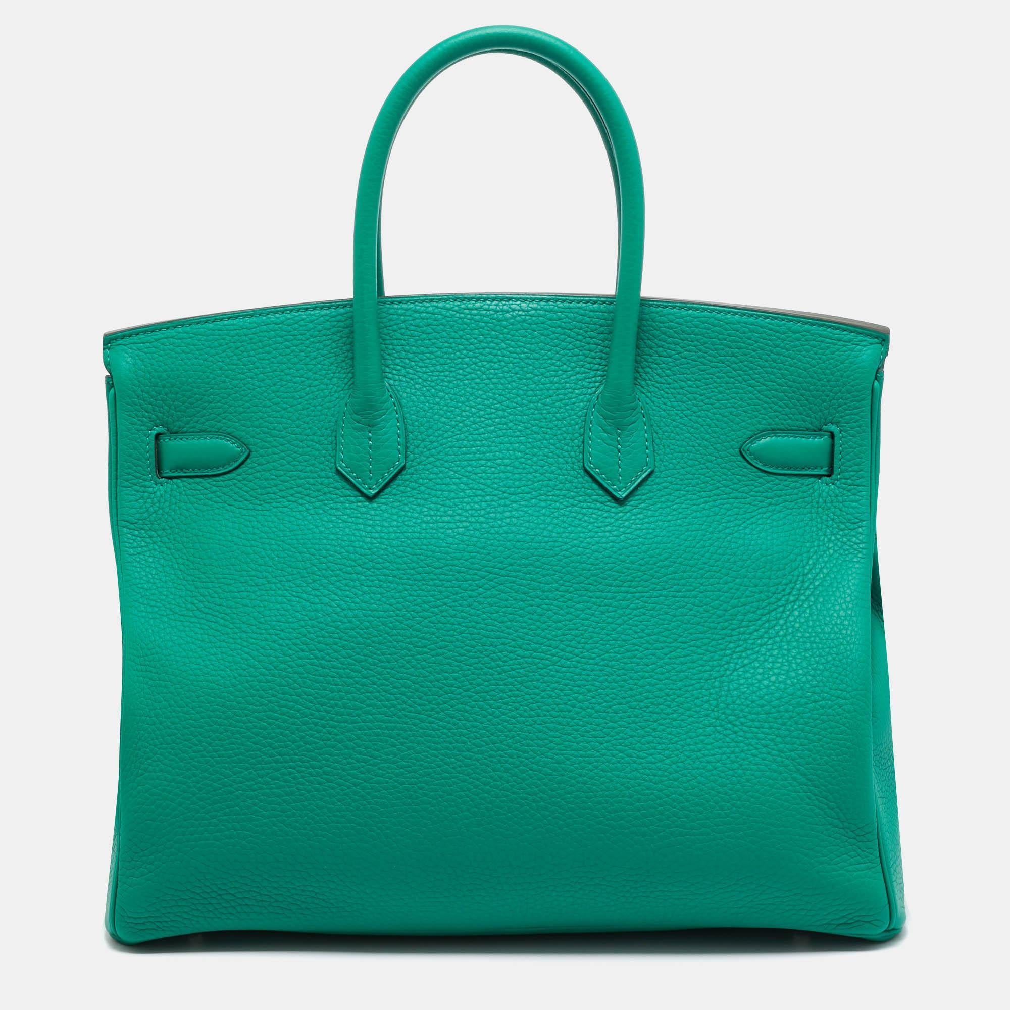 Die Hermès Birkin ist zu Recht eine der begehrtesten Handtaschen der Welt. Die Birkin wird von erfahrenen Kunsthandwerkern in stundenlanger Handarbeit aus hochwertigem Leder hergestellt. Diese Birkin 35 Tasche mit zwei Rollen, glänzenden Beschlägen
