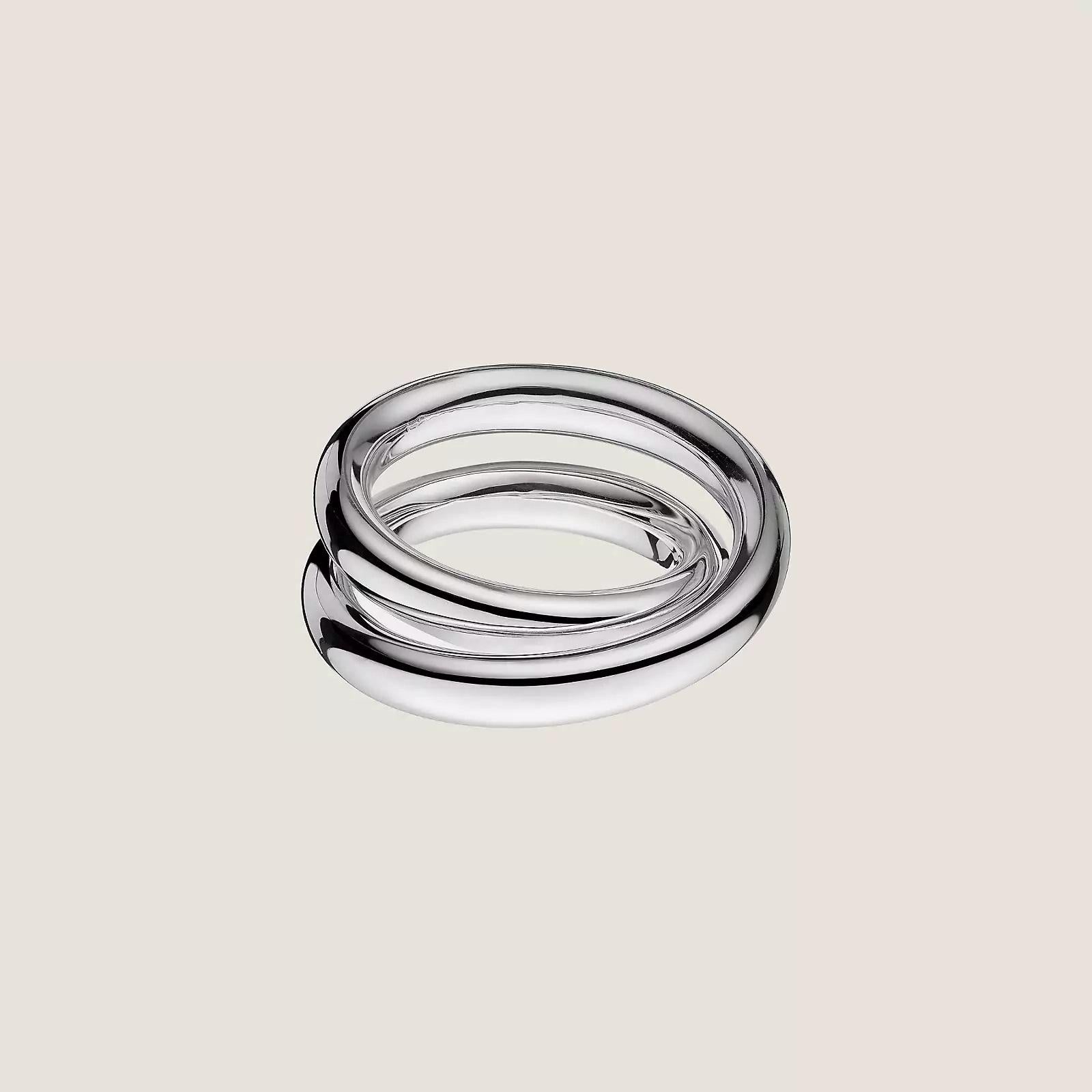 Size 46mm us 3 3/4
Ring in sterling silver

Vertige is inspired by Double Tour, a signature Hermès piece created by Martin Margiela in 1998.

Made in Italy

Silver 925/1000

Width: 0.45 cm