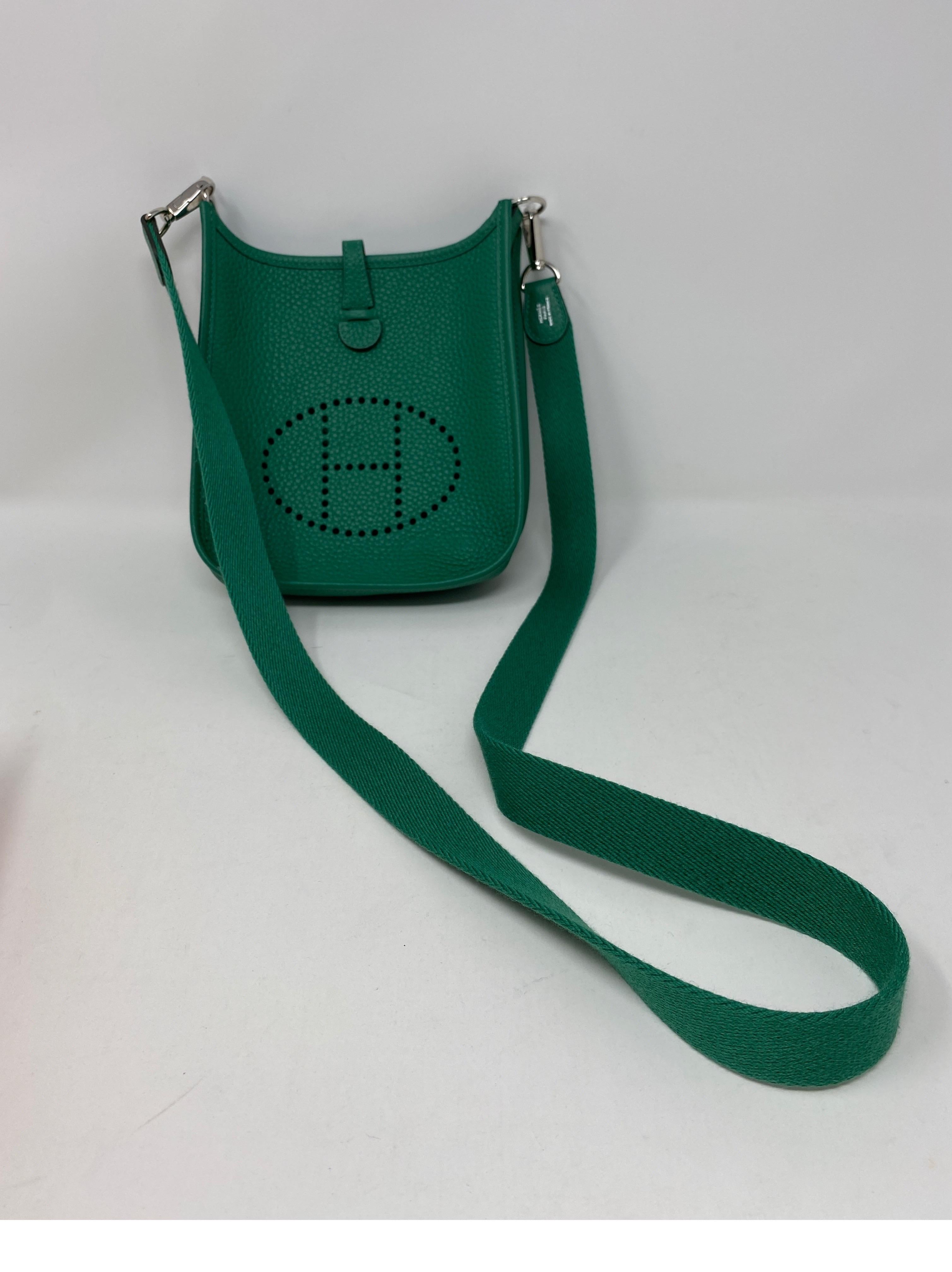 Hermes Vertigo Green Evelyne TPM-Tasche. Schöne grüne Mini-Hermes-Tasche. Neuwertiger Zustand. Inklusive Hermes-Schachtel. Minigröße schwer zu finden. Palladium-Beschläge. Seltene Farbe. Garantiert echt.