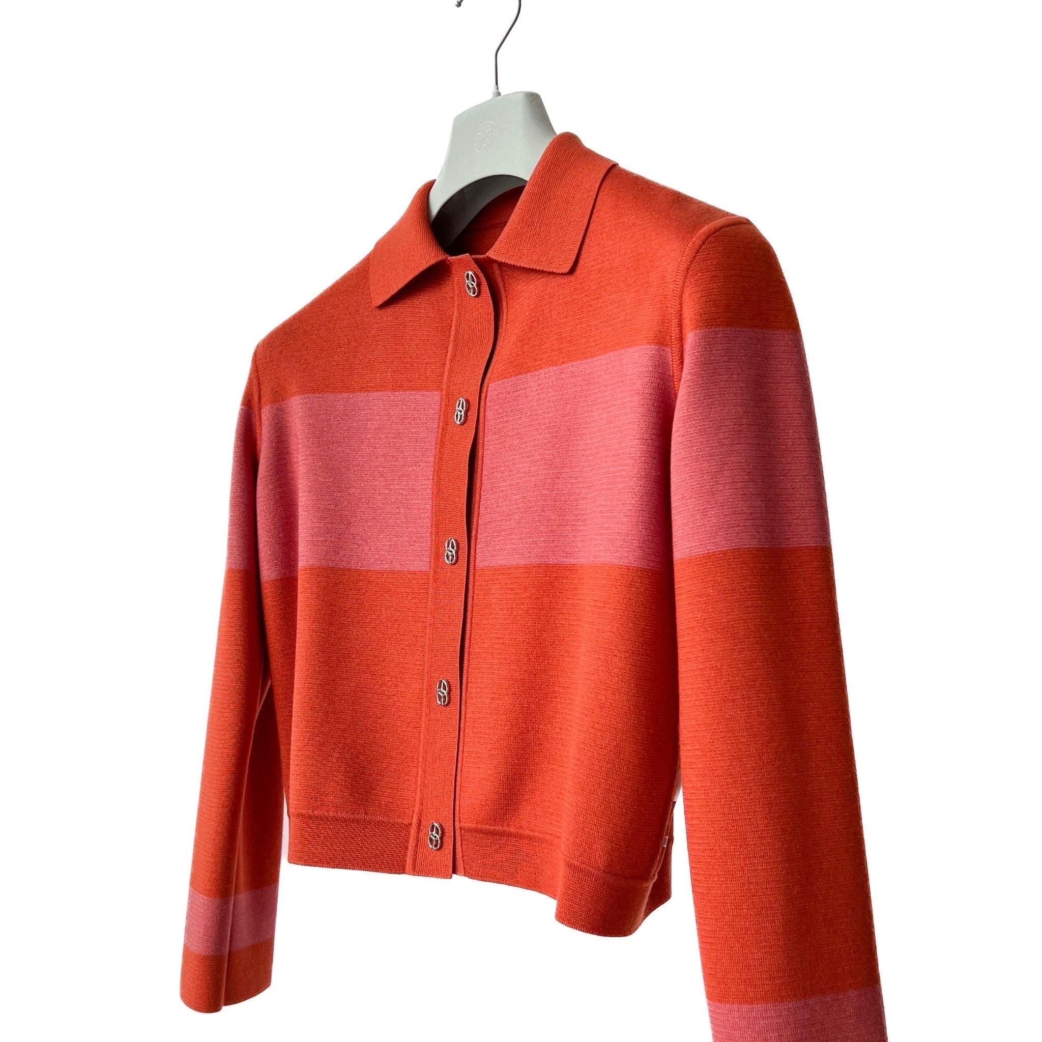 The Hermes veste twillaine cardigan comes in bicolor silk and cashmere. It is a beautiful cardigan to take you into the autumnal weather. It comes in a beautiful Rose Boise. 

Brand: Hermès

Colour: Pink 

Material: 50% Silk & 50% Cashmere

Size: