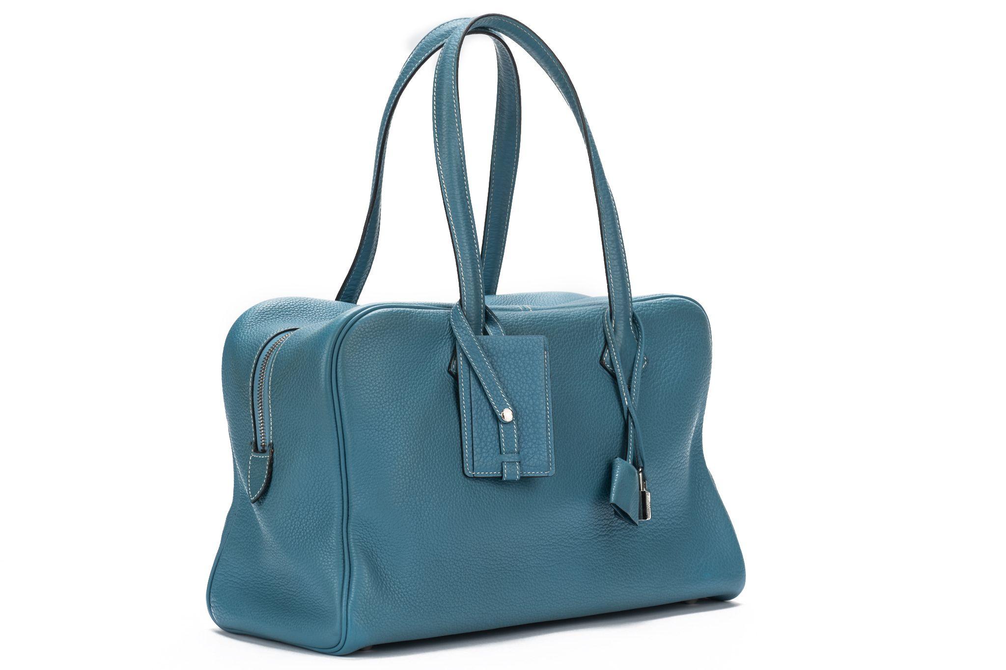 HERMÈS Victoria Handtasche aus blauem Jeans-Togo-Leder mit Metallbeschlägen in Palladium. Der doppelte Henkel (8') ermöglicht es, die Tasche in der Hand oder auf der Schulter zu tragen. Datumsstempel L. Sie wird mit dem originalen Staubbeutel