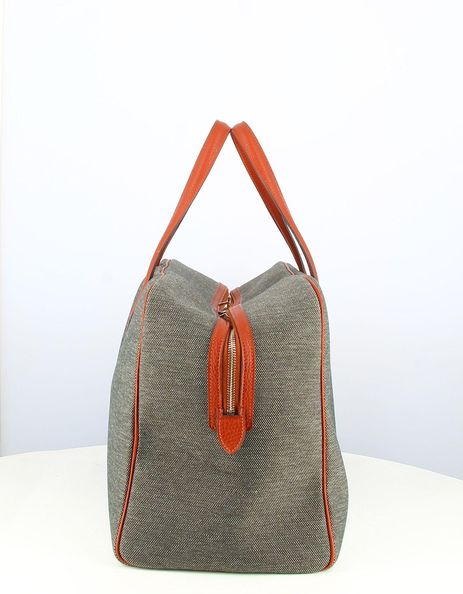 

Hermes Victoria Grey Canvas Bag

- Very good condition.
- Hermes victoria bag. Grey canvas.
- Red leather handle.
- The interior is in red fabric. Two small pockets.
- Packaging: Goyard dust bag

    Height 27 cm / 10 