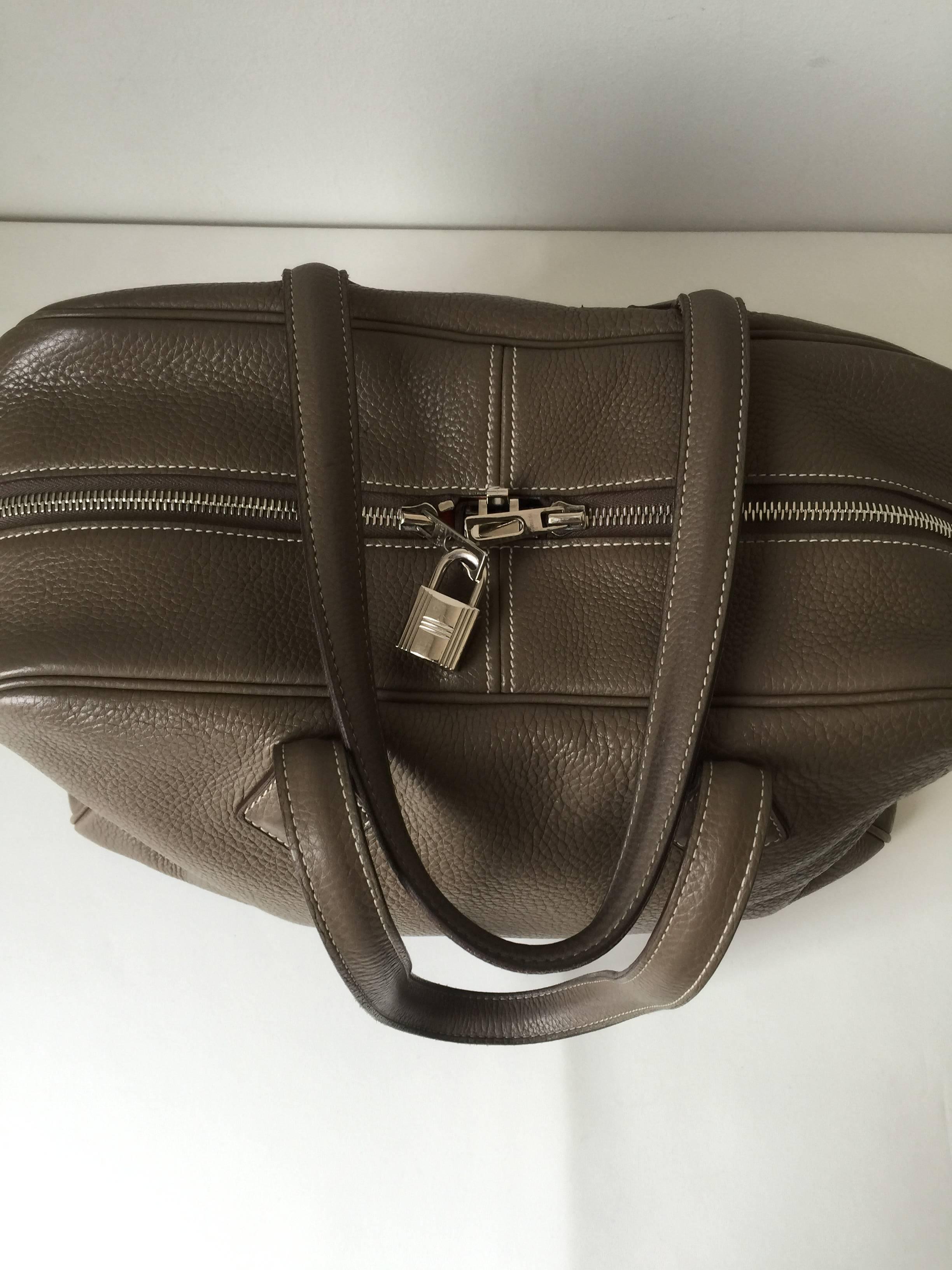 This bag was first introduced in Spring/Summer 2007 Collection.
The bag is spacious, lightweight  and perfect for everyday use.
Effortless and playfull.
Made in Taupe Clemence leather nd lined in canvas.
With shiny Palladium hardware for a touch of