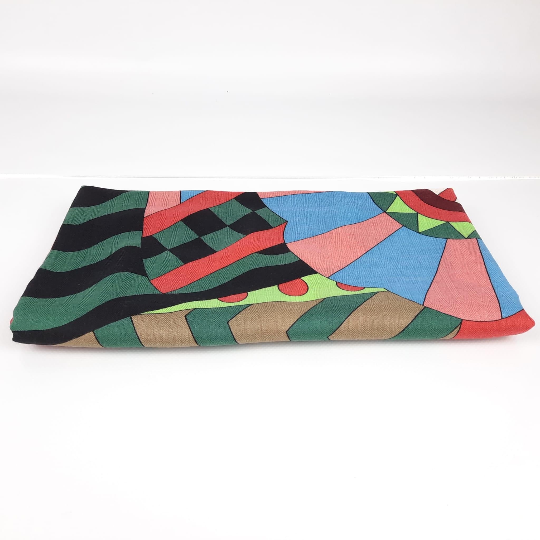Shawl in cashmere and silk with hand-rolled edges (70% cashmere, 30% silk).
Printed on our iconic cashmere and silk material, this shawl is supple, light and easy to wear. The ideal companion for wrapping yourself up on cold days or mild