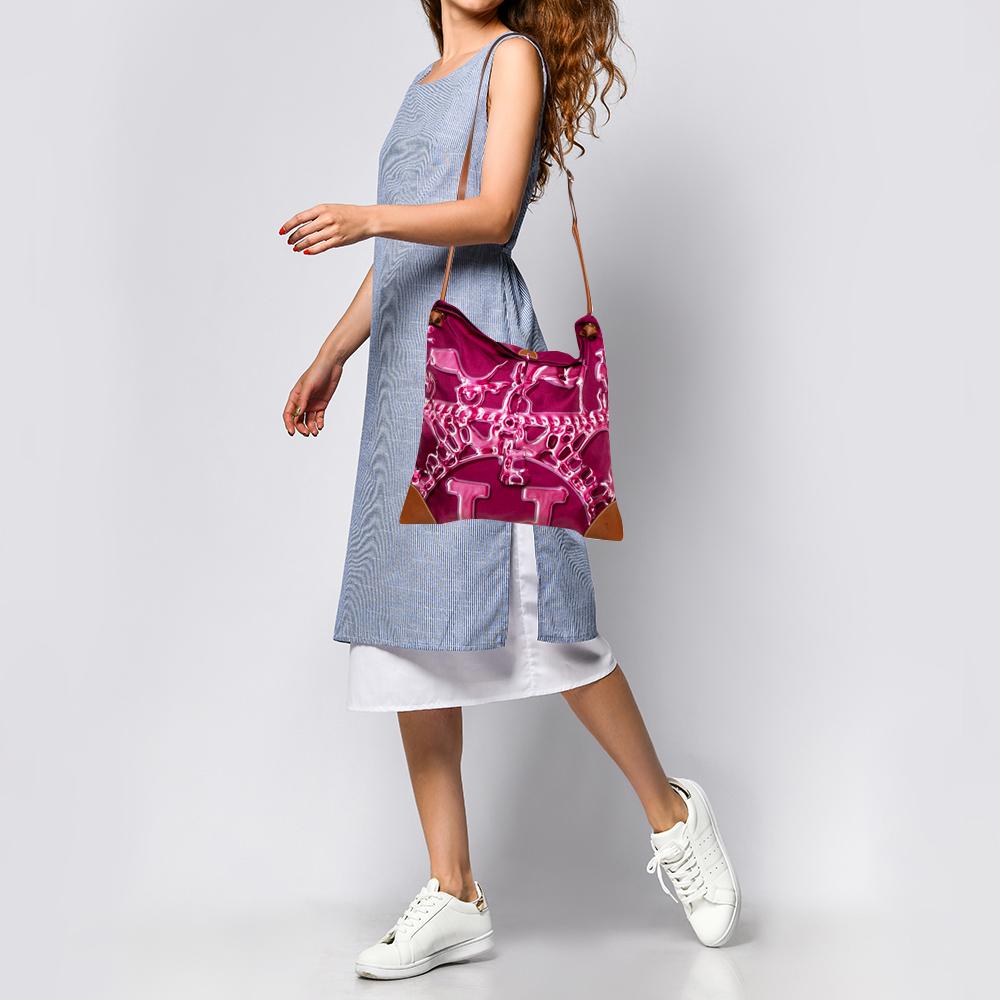 This Silky City bag features the pretty print in a pink hue all over and is made from luxurious satin fabric with leather trims on the edges. It comes equipped with an adjustable shoulder strap and a zip pouch. This bag retains its originality and