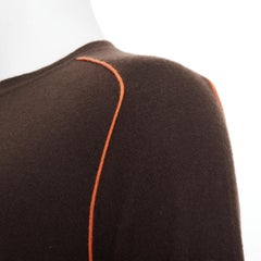 HERMES Vintage-Pullover mit Rundhalsausschnitt aus 100 % Kaschmir, braun mit orangefarbenen Kontrastpaspeln