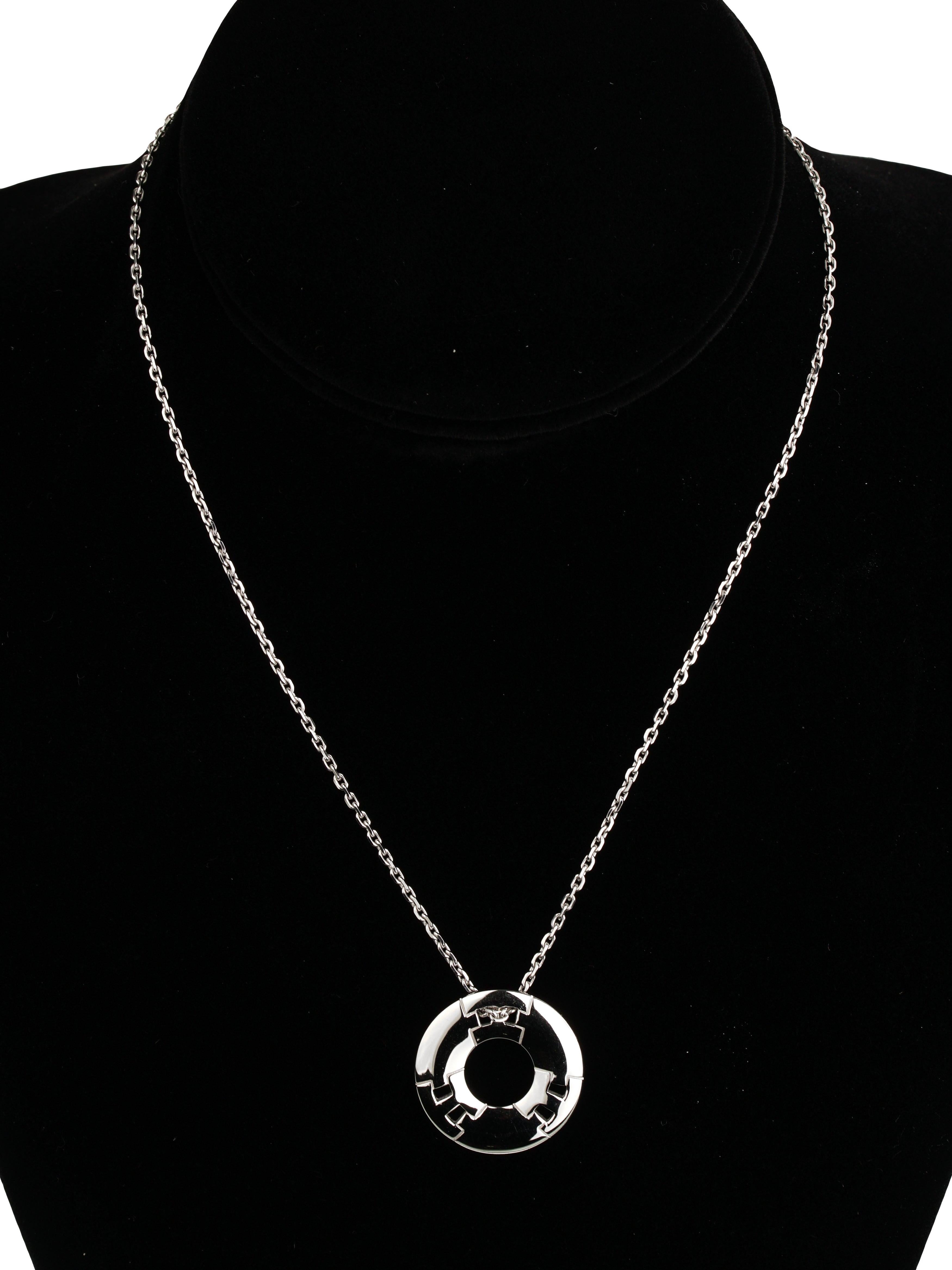 Ce collier pendentif vintage en or blanc Hermès est un symbole raffiné de l'héritage et du savoir-faire de la Maison. La chaîne à câble de 15 1/2