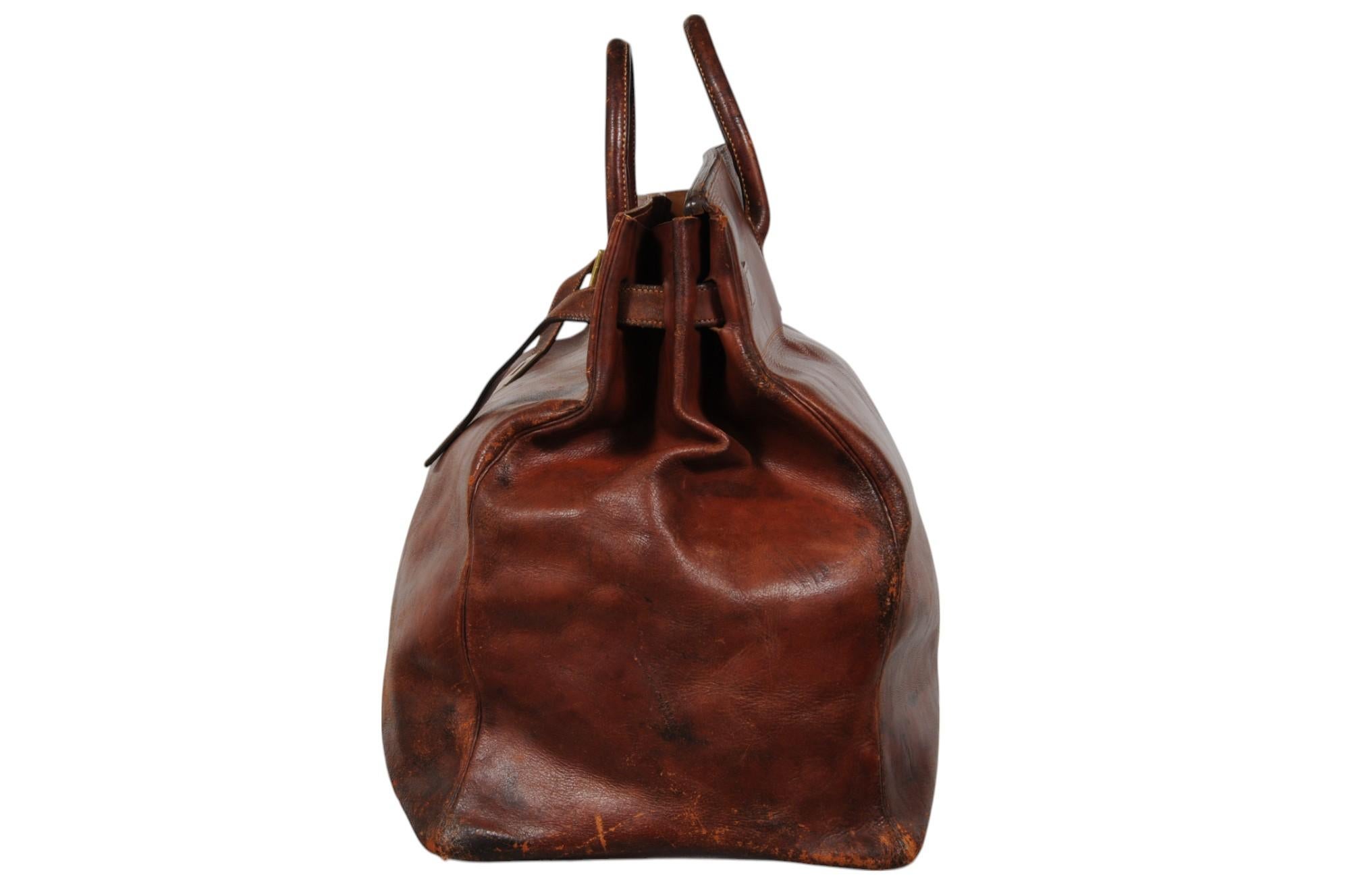 - Circa 1950's

- Quincaillerie en laiton

- PATINE FOLLE

-Hac 55

Condit :

Ce Condit est dans un état incroyable pour son âge, ce sac a plus de 70 ans et a des poignées/sangles et une base solides. Ce sac peut être utilisé sans crainte qu'il ne