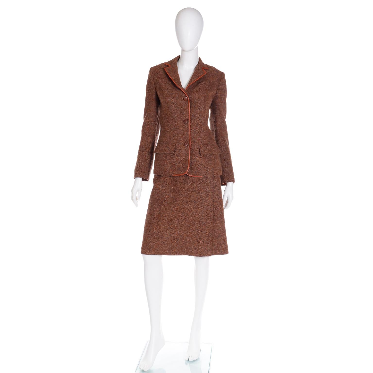Voici un ensemble veste et jupe en tweed de laine marron Hermès des années 1970, avec de jolies garnitures en cuir.	Cette tenue rappelle le style équestre original d'Hermès et est d'une grande beauté. Nous adorons les vêtements vintage Hermès, en