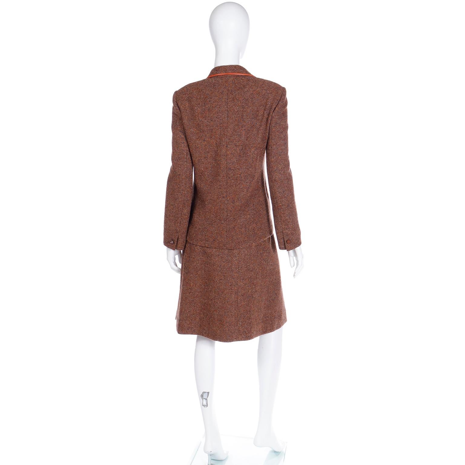 Hermes Vintage 1970s 2pc Jacke & Rock Anzug in Brown Tweed mit Lederbesatz Damen im Angebot
