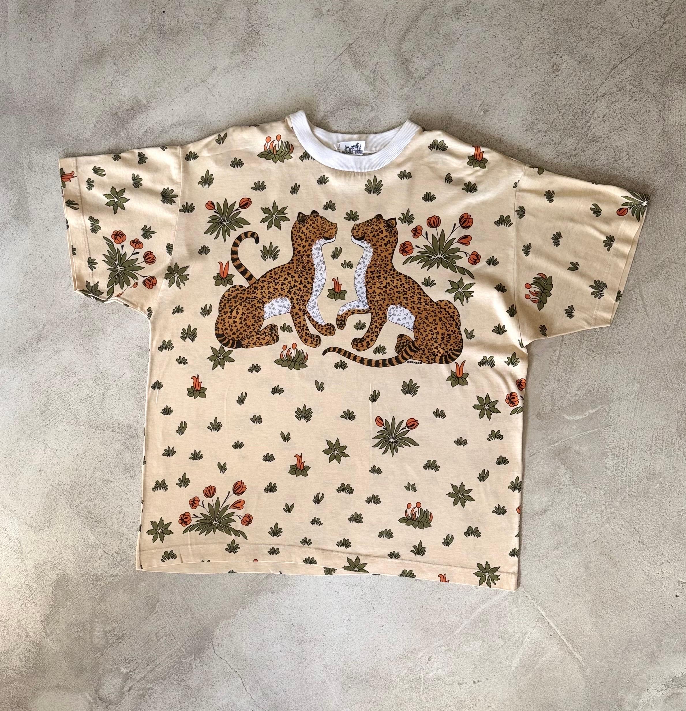 Hermes Vintage 1980s Les leopards by Christiane Vauzelles Print Cotton T-Shirt In Excellent Condition In Antwerpen, Vlaams Gewest