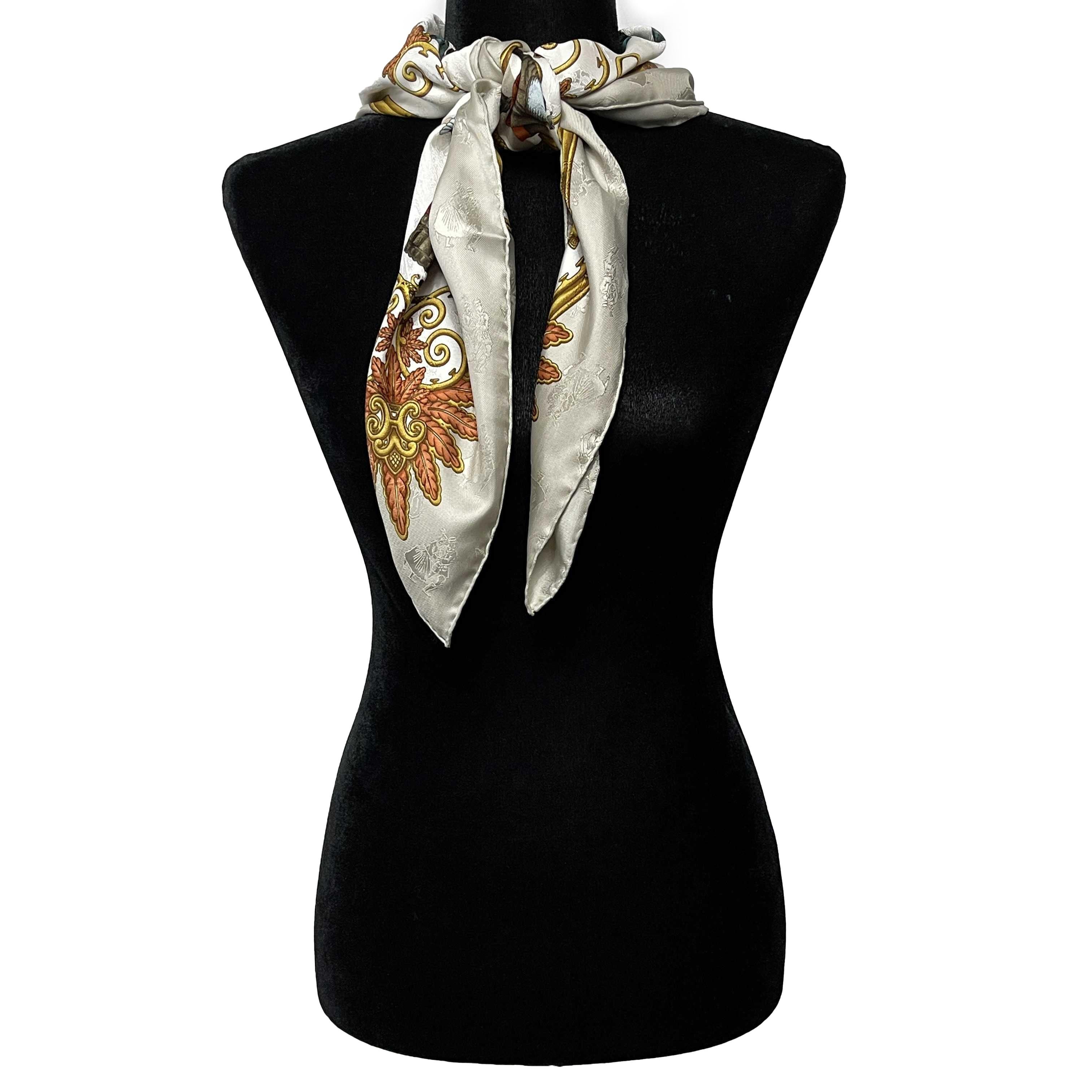 Hermès - Pristine - Vintage 1990s Joies d'Hiver - 'Winter Joys' - Jacquard Silk - Grey, White, Gold, Orange, Brown, Burgundy, Blue - Scarf

Description

This Hèrmes vintage scarf was designed by Joachim Metz and was released in 1992.
It is crafted