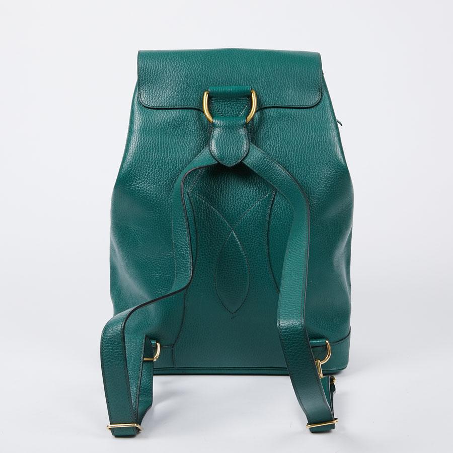RARE! Vintage unisex backpack from Maison Hermès in green grained leather. The jewelry is gold plated. The interior is in beige canvas. It is easy to wear. The color is flattering.
It is in very good condition. Its dimensions: 41 x 37 x 17 cm. It is