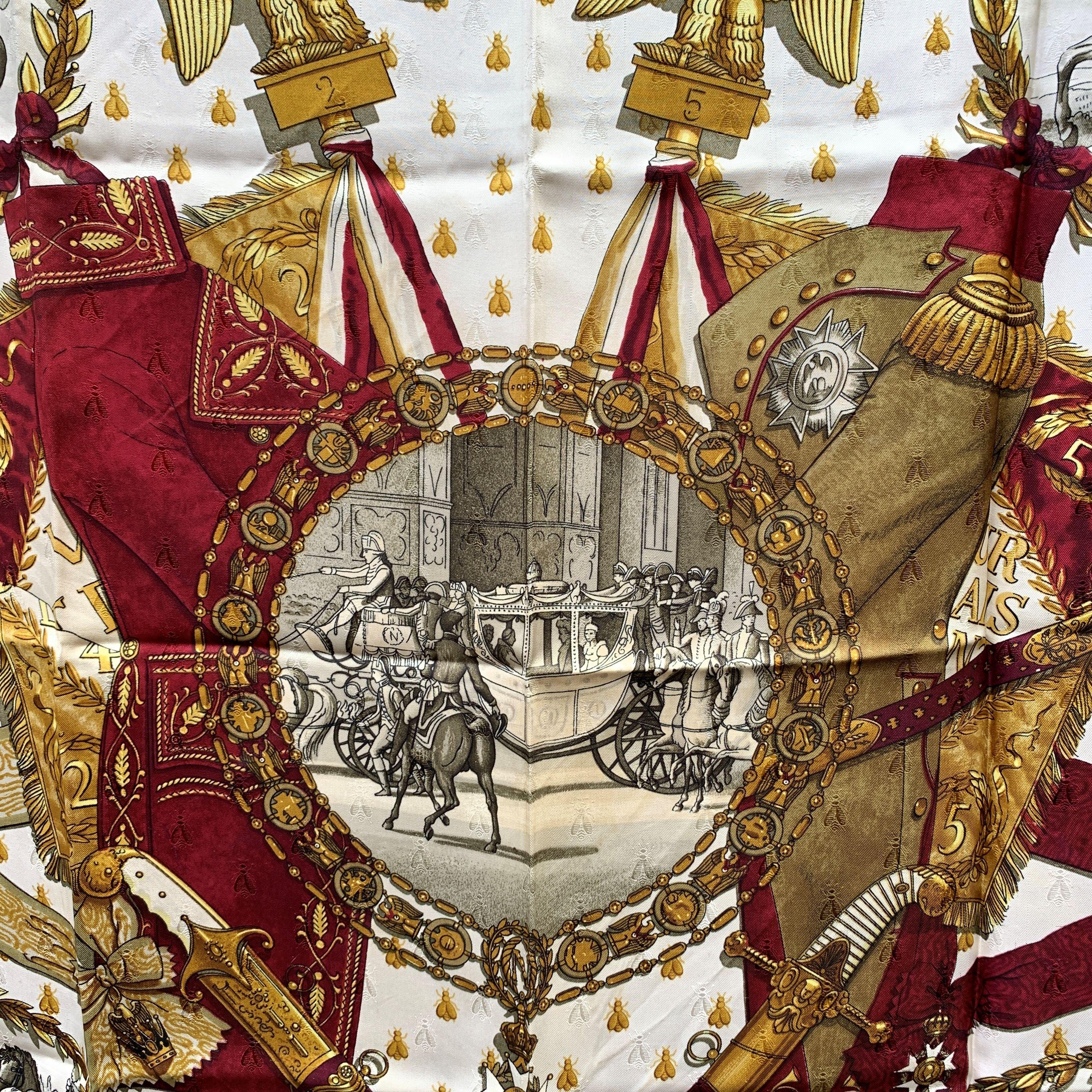 Superbe foulard en soie Hermès 'NAPOLEON' conçu par Philippe LeDoux et publié à l'origine en 1963. Au centre, une représentation de l'arrivée à la cérémonie du couronnement à Notre-Dame le 2 décembre 1804 (d'après une gravure du Livre du Sacre). 100