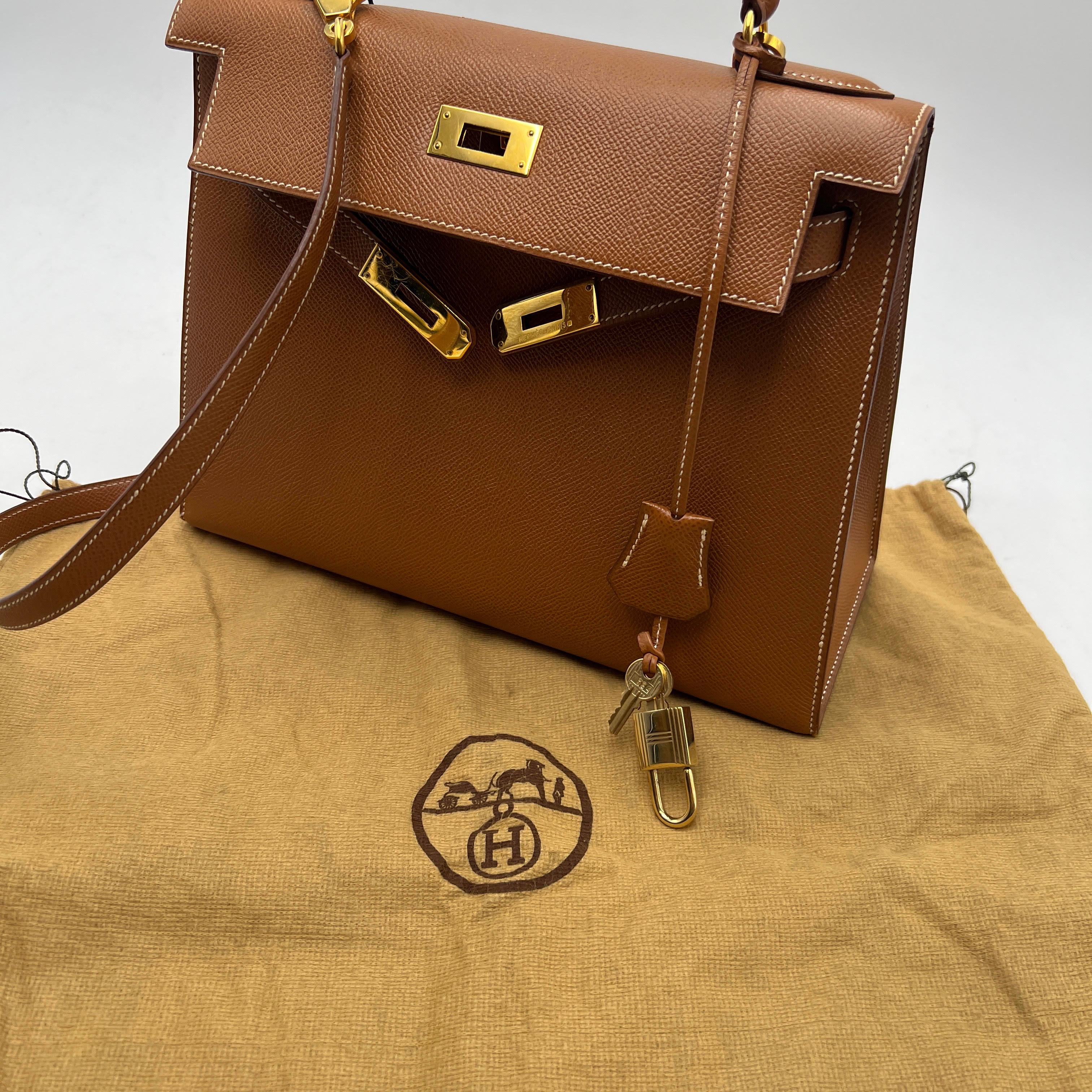 Diese schöne Tasche wird mit einem Echtheitszertifikat von Entrupy geliefert. Die Bescheinigung wird ohne weitere Kosten ausgestellt.

Die berühmte Hermes KELLY BAG 28, mod. Sellier , gefertigt aus beigefarbenem Couchevel-Leder aus dem Jahr 1993