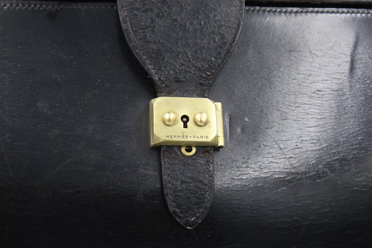 Vintage Hermes late 50 or early 60's Doctor bag in black leather. Vintage piece with signs of use in the leather. leather in the handle probably changed.

Comes with keys and lock working properly
Lock signes and signature Hermes under the leather