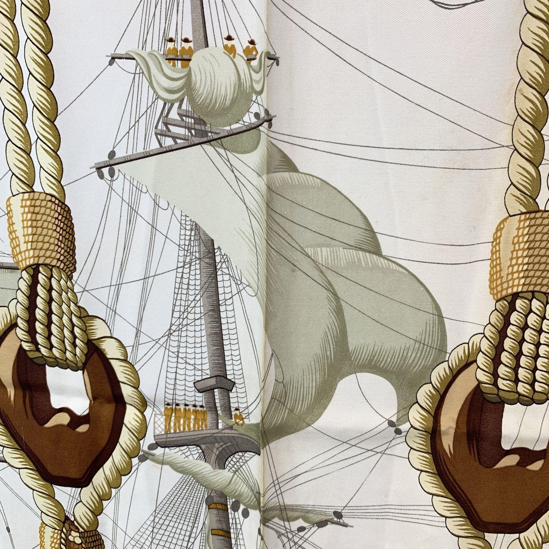 Ce foulard en soie HERMES vintage, intitulé 'Tribord', est un clin d'œil captivant à l'élégance nautique. Conçu par Julie Abadie et publié pour la première fois en 1968, son attrait intemporel a donné lieu à plusieurs rééditions au fil des ans -