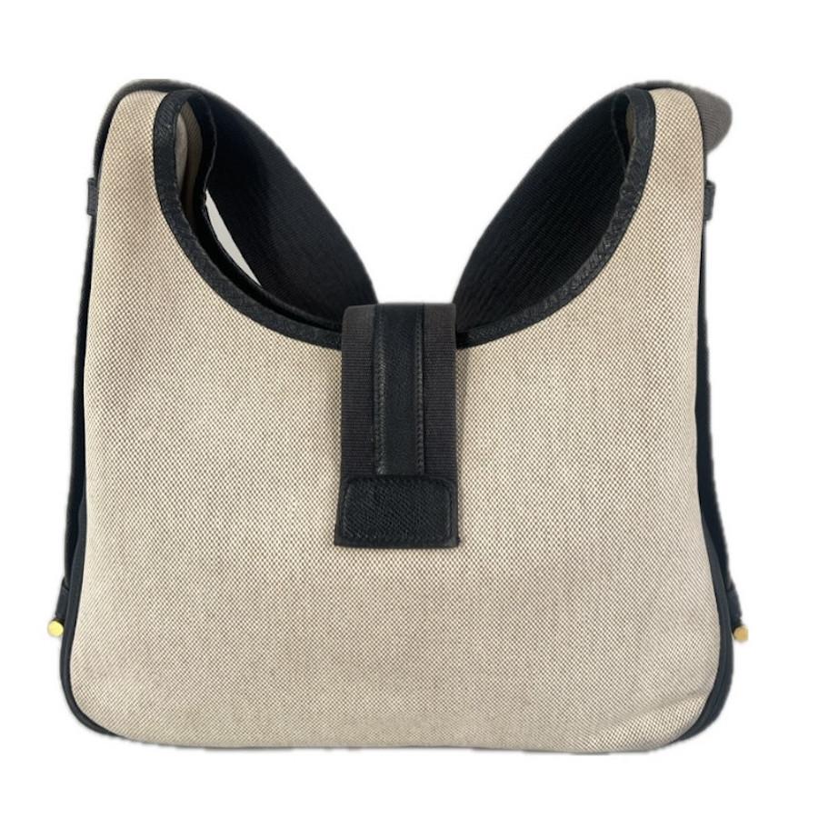Vintage bag by HERMÈS : Tsako in leather and canvas
Condition : good
Made in France
Collection : Tsako
Gender : woman
Materials : canvas, leather
Lining : beige canvas (flawless) and navy blue leather
Colors : beige, navy blue
Measurements : 30 x 30