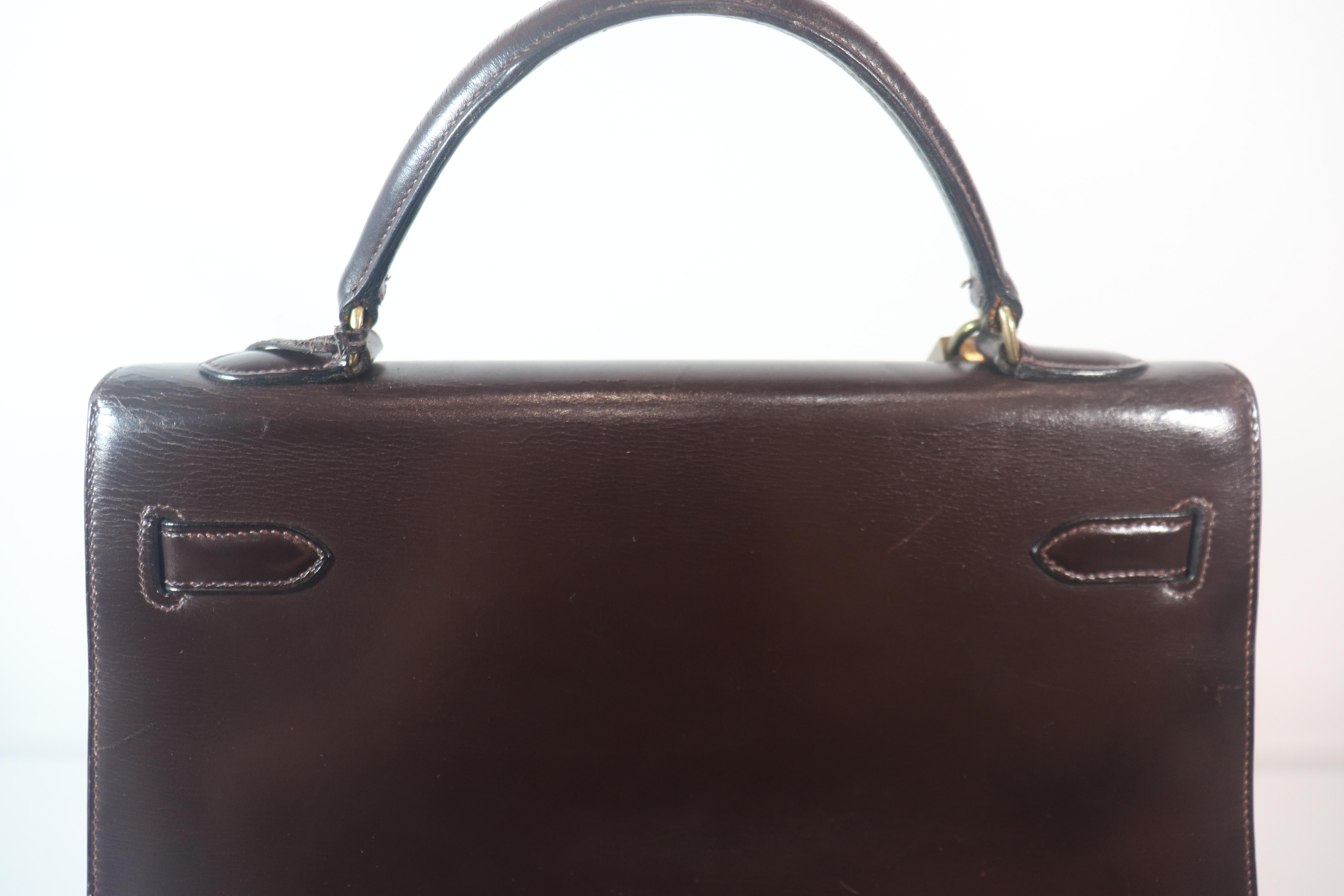 Hermès marron KELLY 28 CM  Sac à main en cuir Box Circa 1964. 
Ce sac KELLY est livré avec sa clé et sa serrure d'origine. Il est en très bon état, à l'exception d'un léger vieillissement et de craquelures au niveau des Foldes à l'intérieur et à