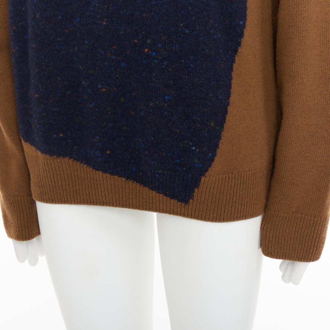 HERMES Top dolcevita vintage in lana misto cachemire marrone navy XL
Riferimento: TGAS/F00090
Marchio: Hermes
Materiale: Lana, misto
Colore: Marrone, Marina
Modello: Tinta unita
Chiusura: Pullover
Prodotto in: Italia

CONDIZIONE:
Condizioni: