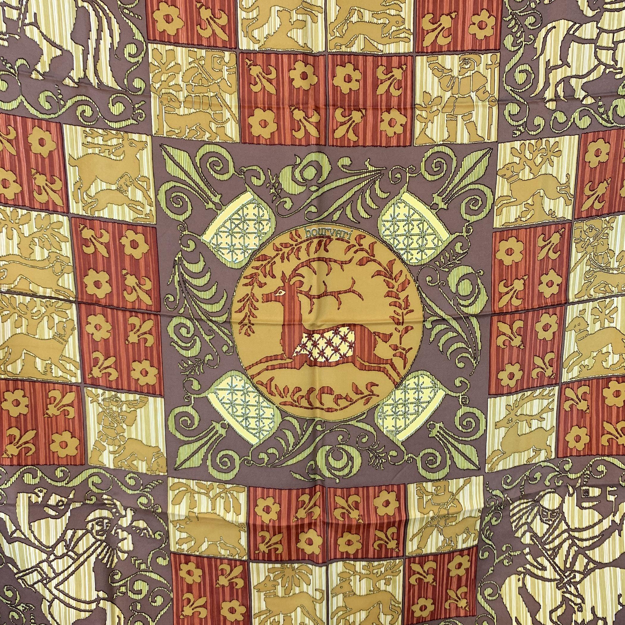 Vintage Hermès Scarf by Henry d'Origny - Issued 1972 Redécouvrez le charme intemporel de la Maison Hermès avec cet exceptionnel foulard en soie 