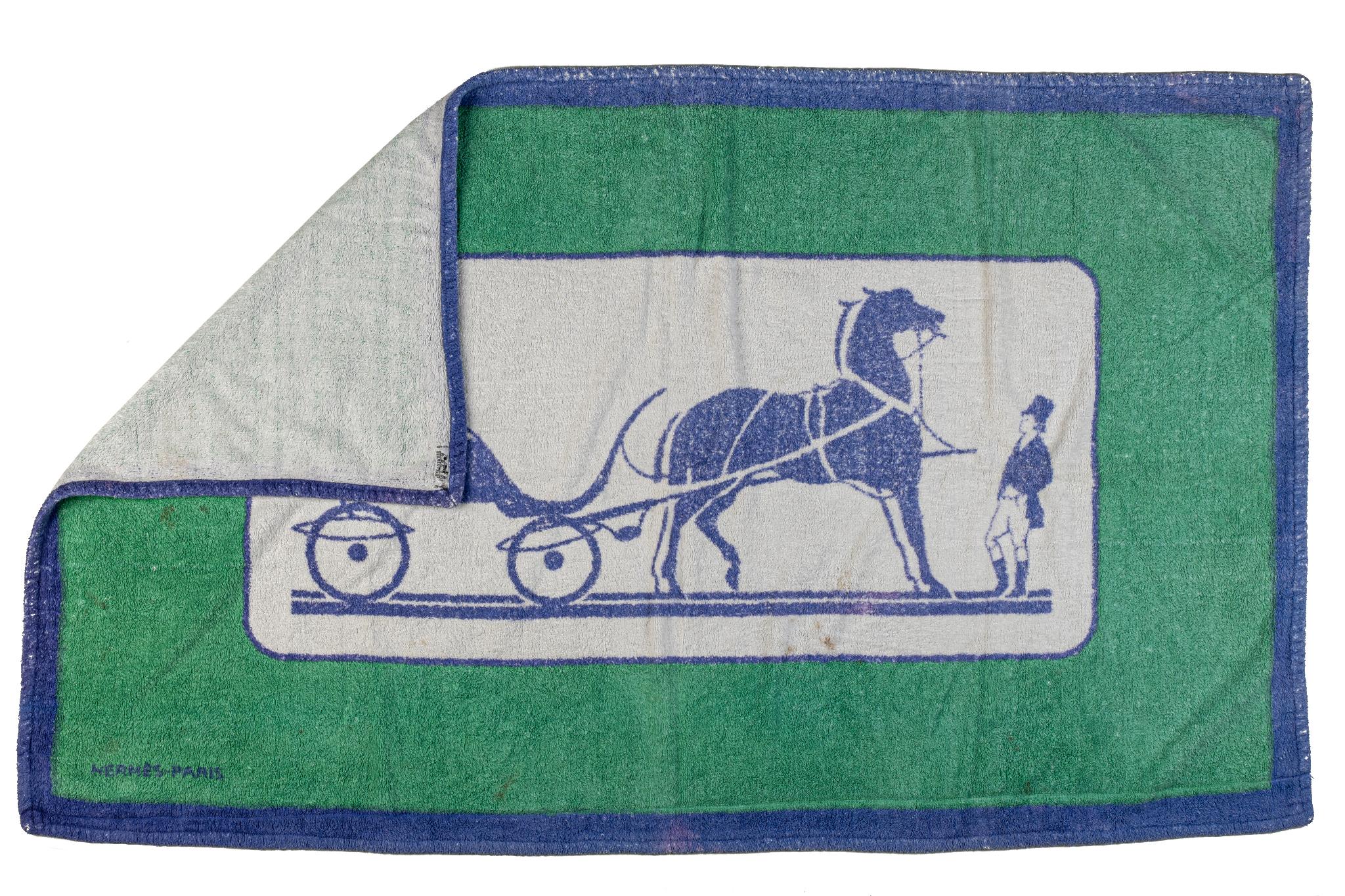 Serviette de plage Hermes vintage carriage. Combinaison de bleu, vert et blanc. Veuillez vous référer à la photo pour 2 taches.
